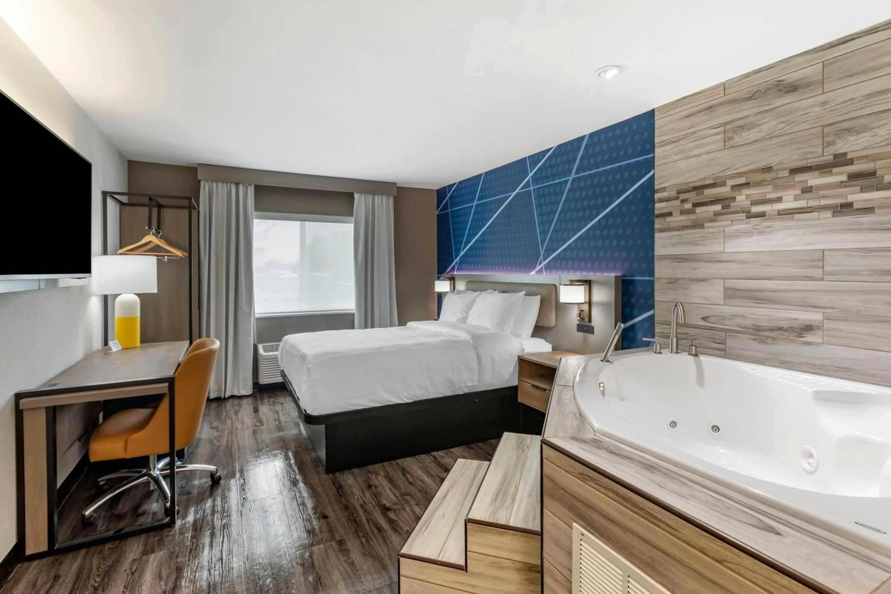 TV and multimedia, Bed in Comfort Inn Mount Pleasant - Racine