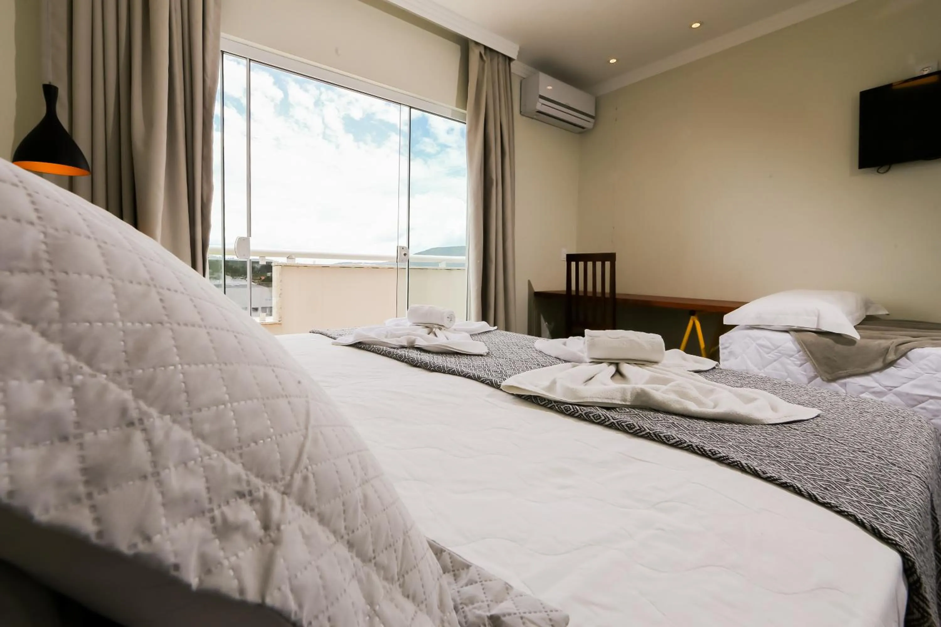 Bed in Das Nações Hotel