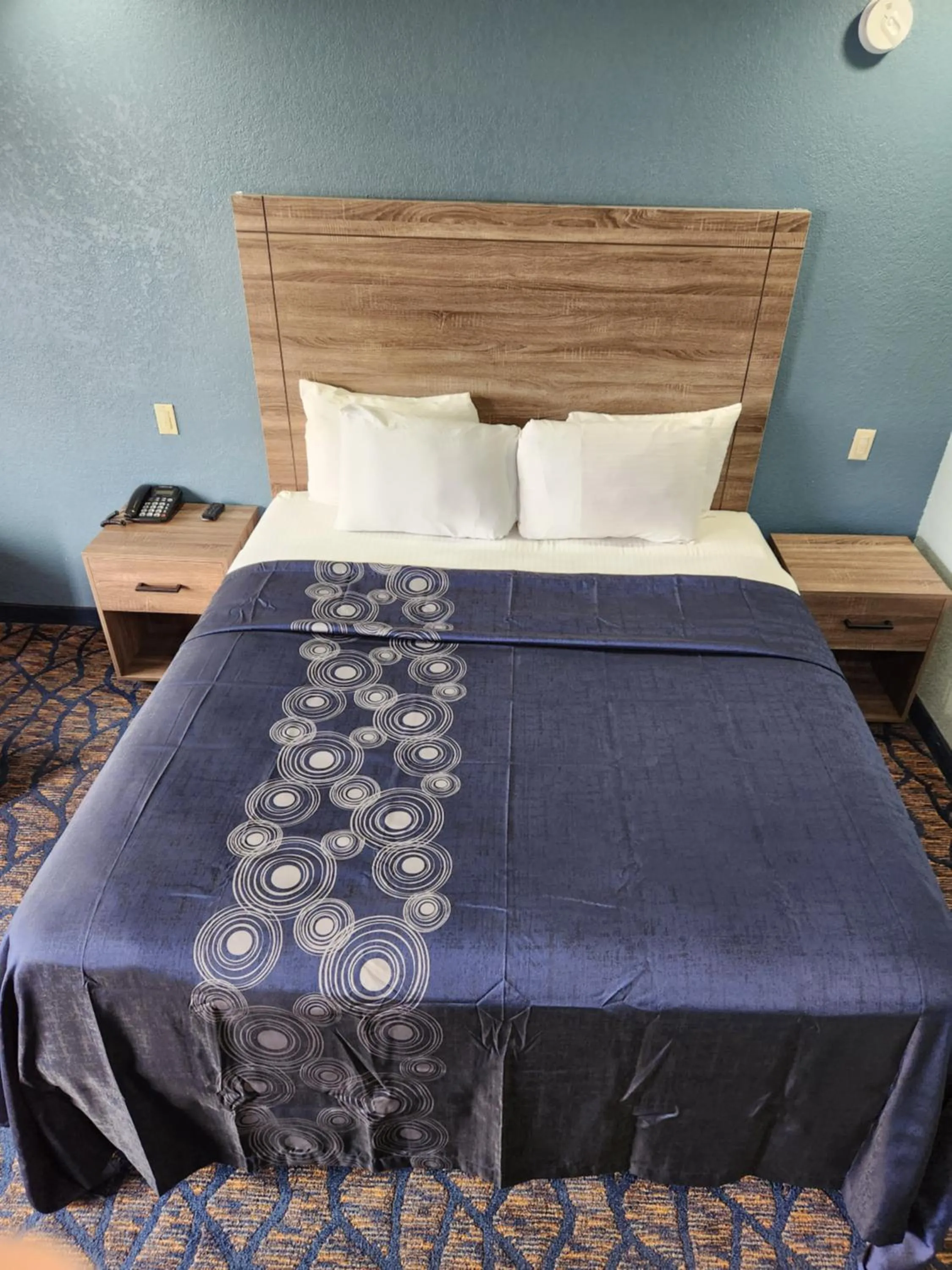 Photo of the whole room, Bed in Travelodge by Wyndham Barstow