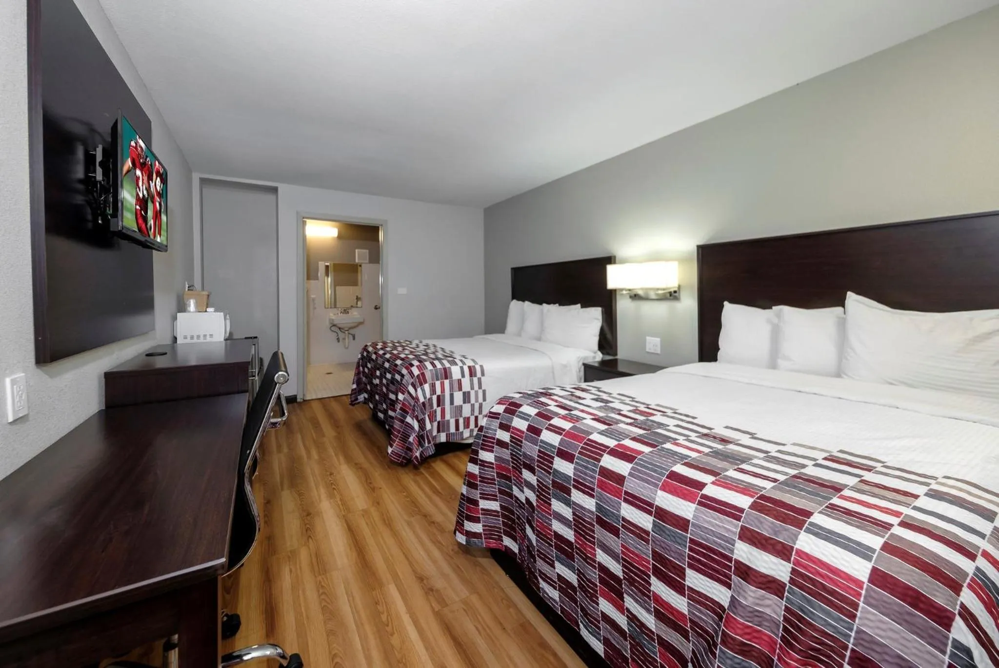 Photo of the whole room, Bed in Red Roof Inn Arlington - Entertainment District