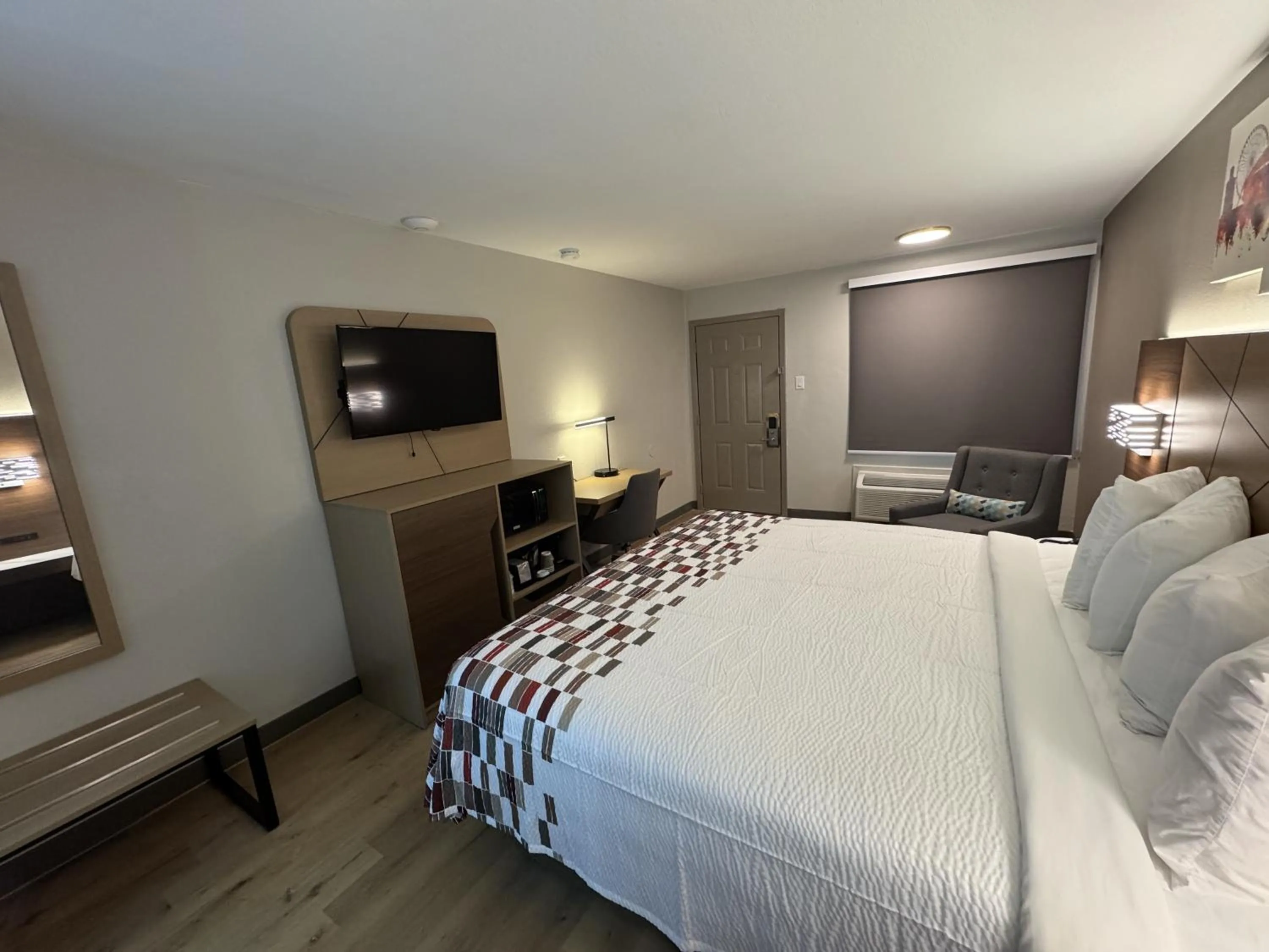 Guests, Bed in Red Roof Inn Arlington - Entertainment District