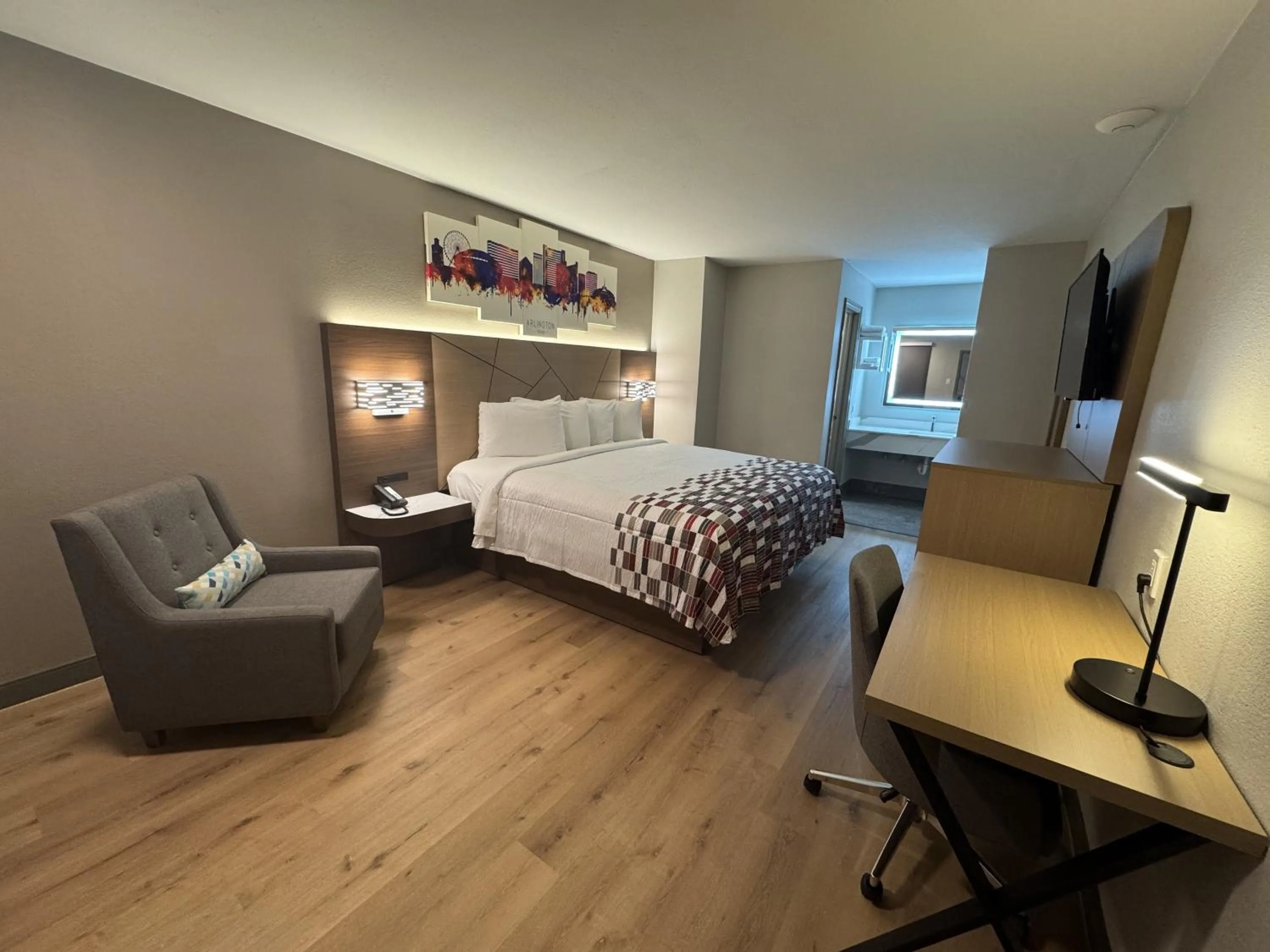 Guests, Bed in Red Roof Inn Arlington - Entertainment District