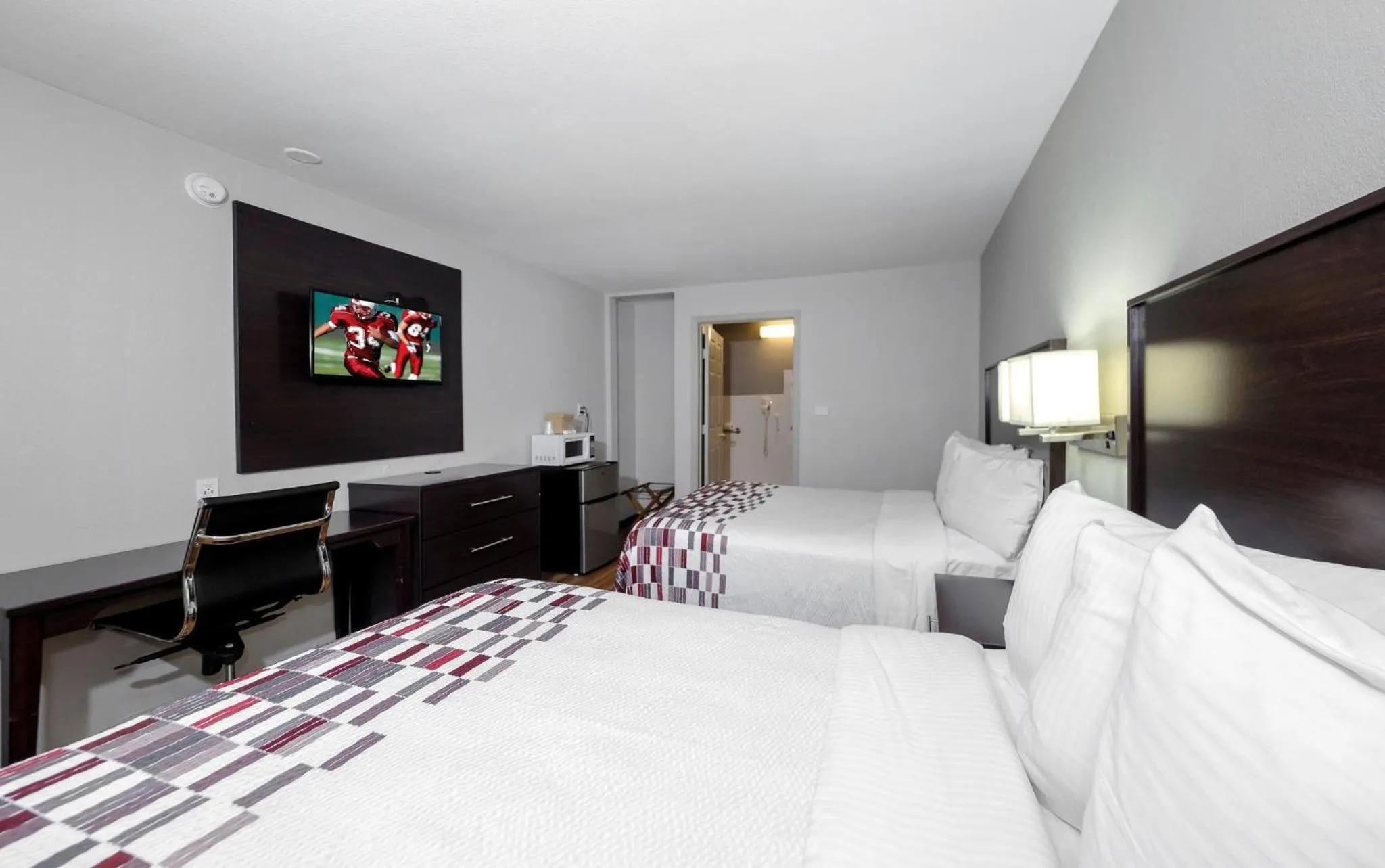 Photo of the whole room, Bed in Red Roof Inn Arlington - Entertainment District