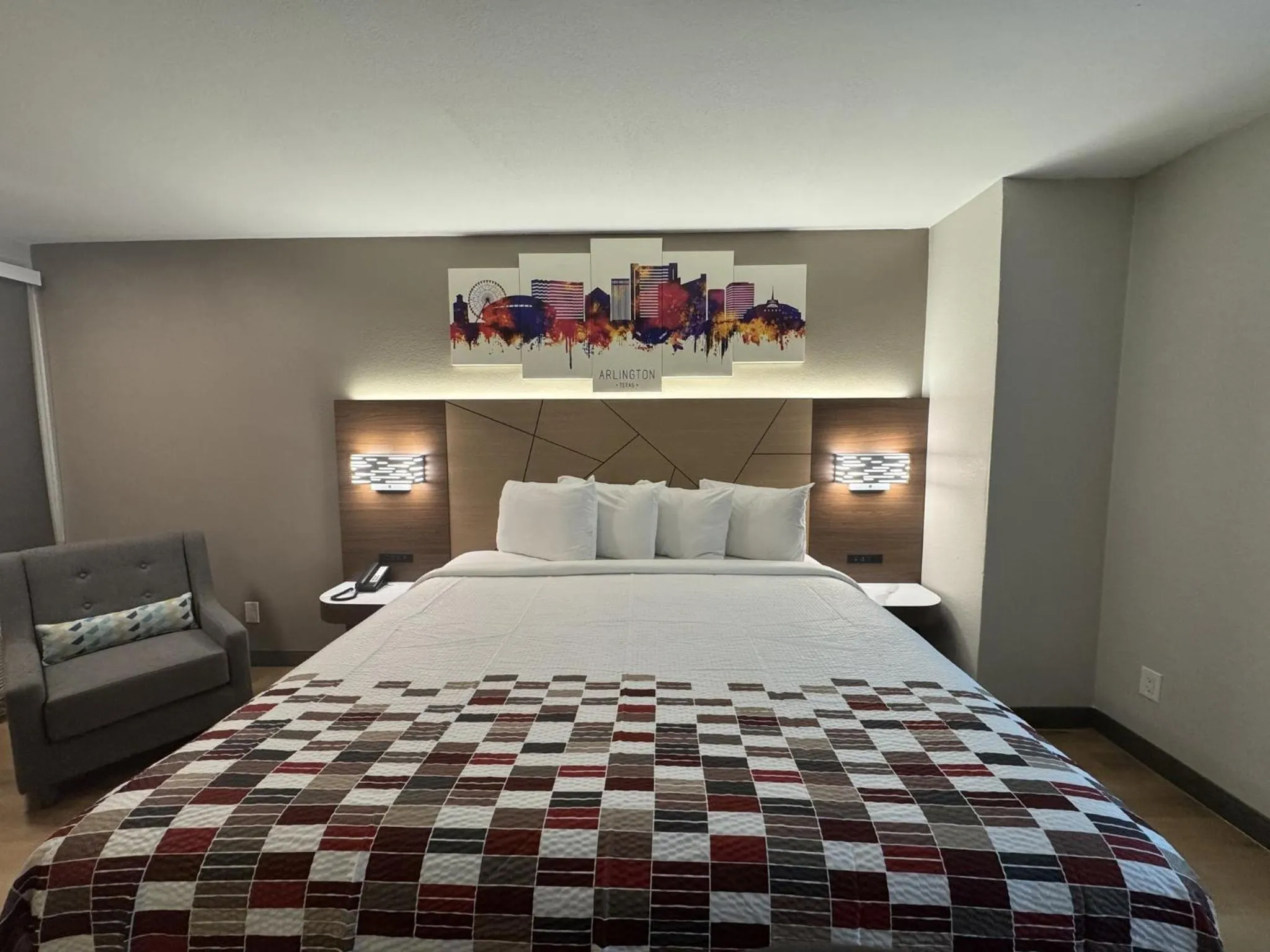 Photo of the whole room, Bed in Red Roof Inn Arlington - Entertainment District