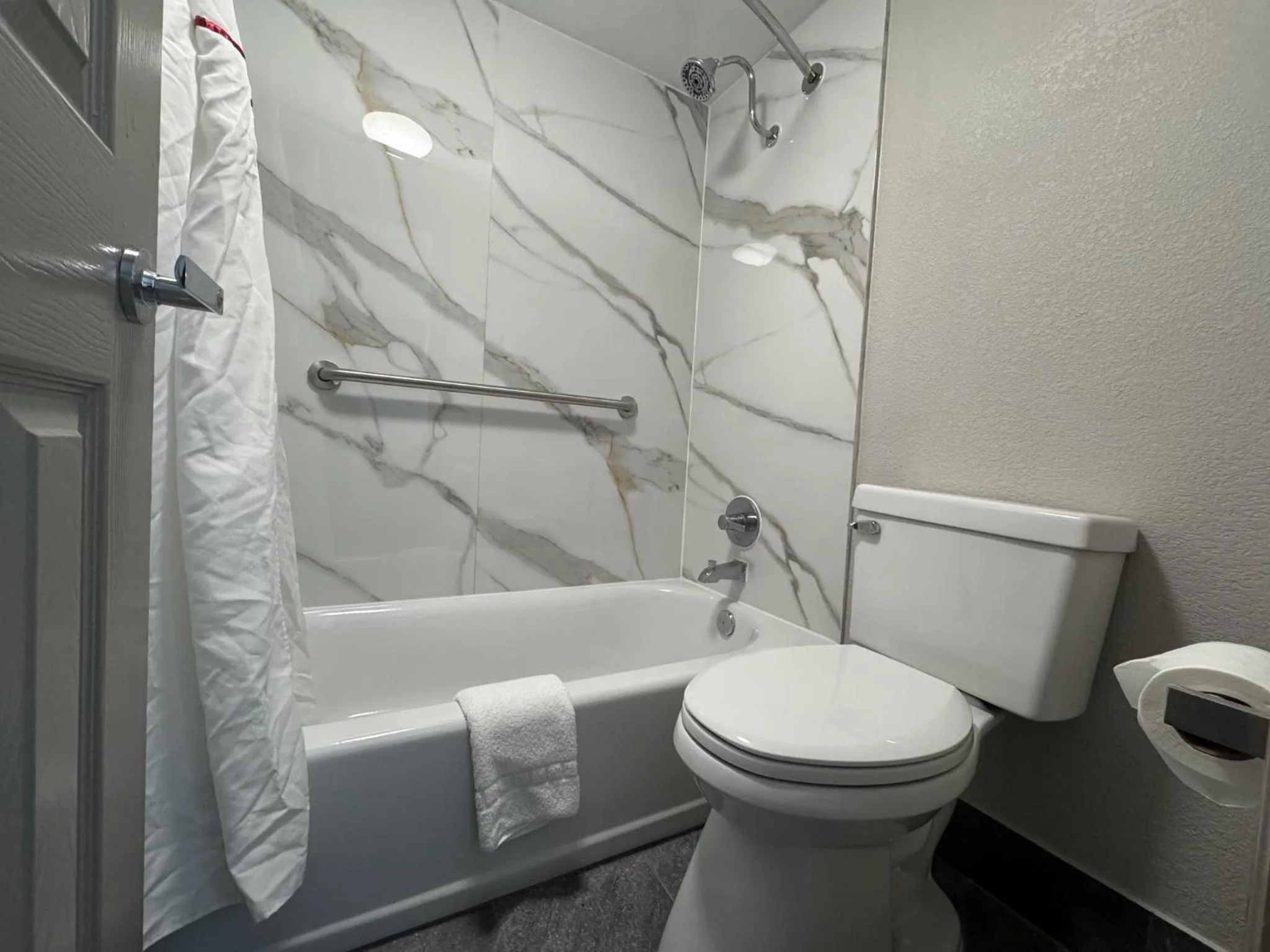 Bathroom in Red Roof Inn Arlington - Entertainment District