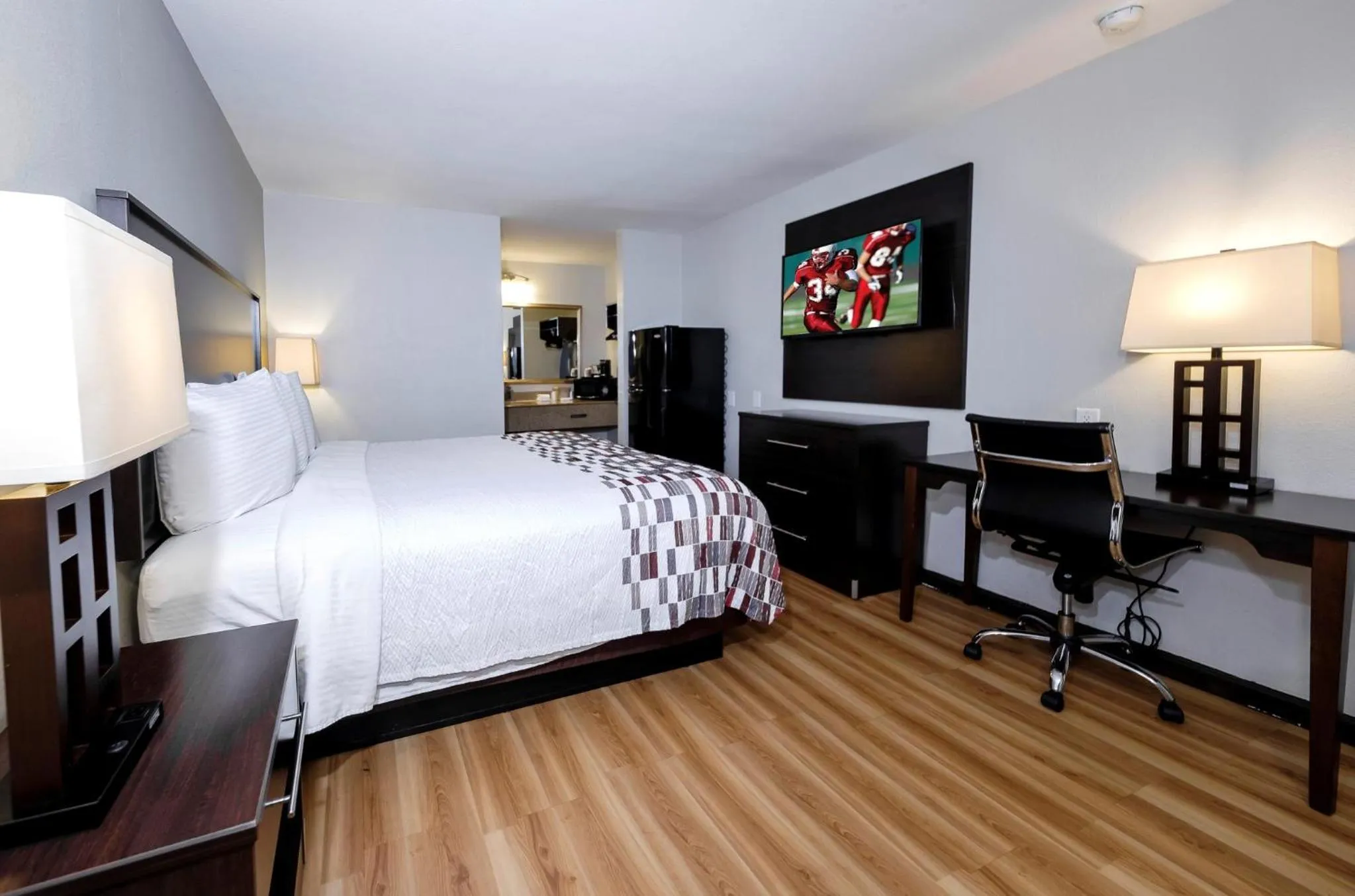 Photo of the whole room, Bed in Red Roof Inn Arlington - Entertainment District