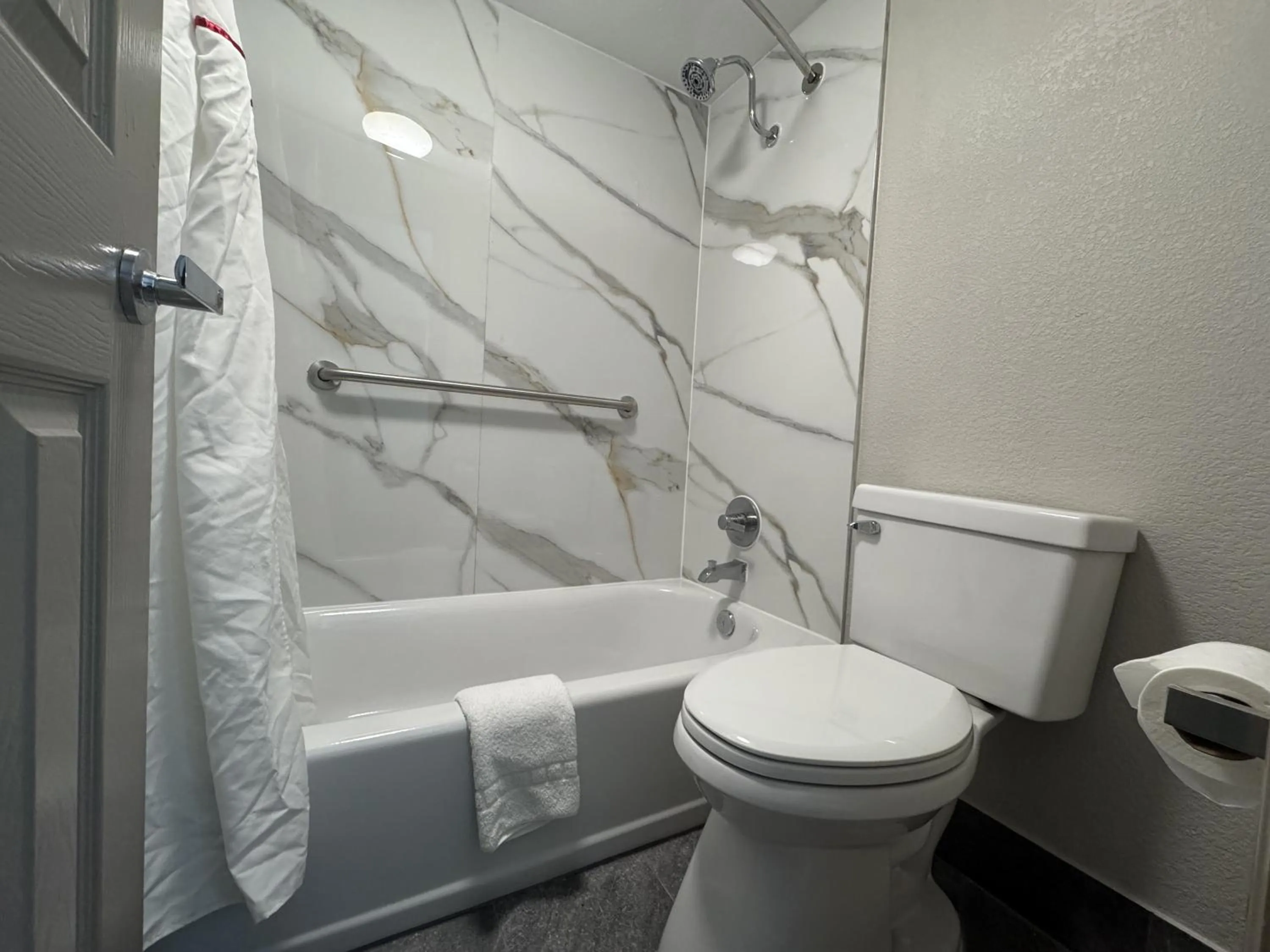 Bathroom in Red Roof Inn Arlington - Entertainment District