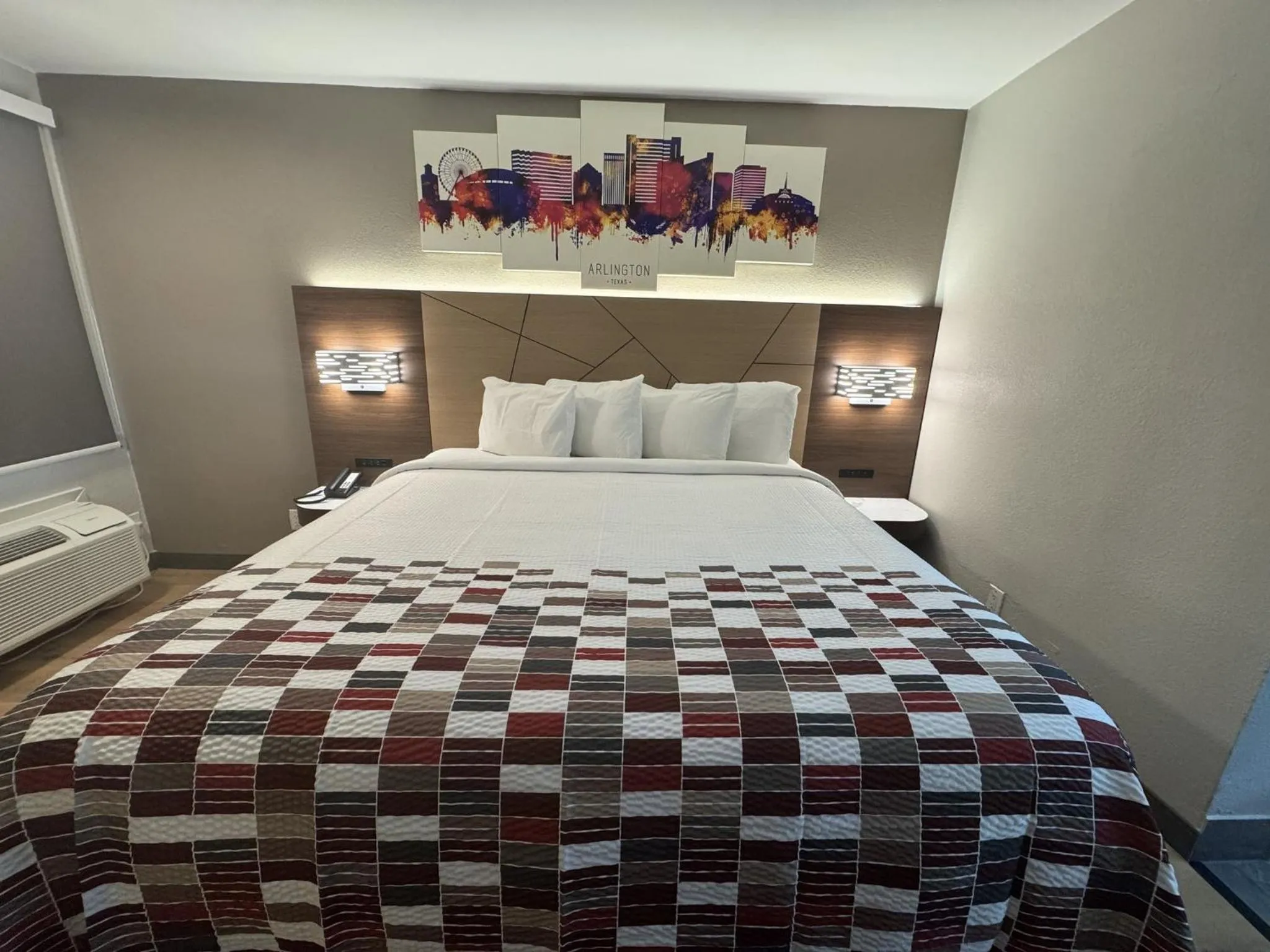 Photo of the whole room, Bed in Red Roof Inn Arlington - Entertainment District
