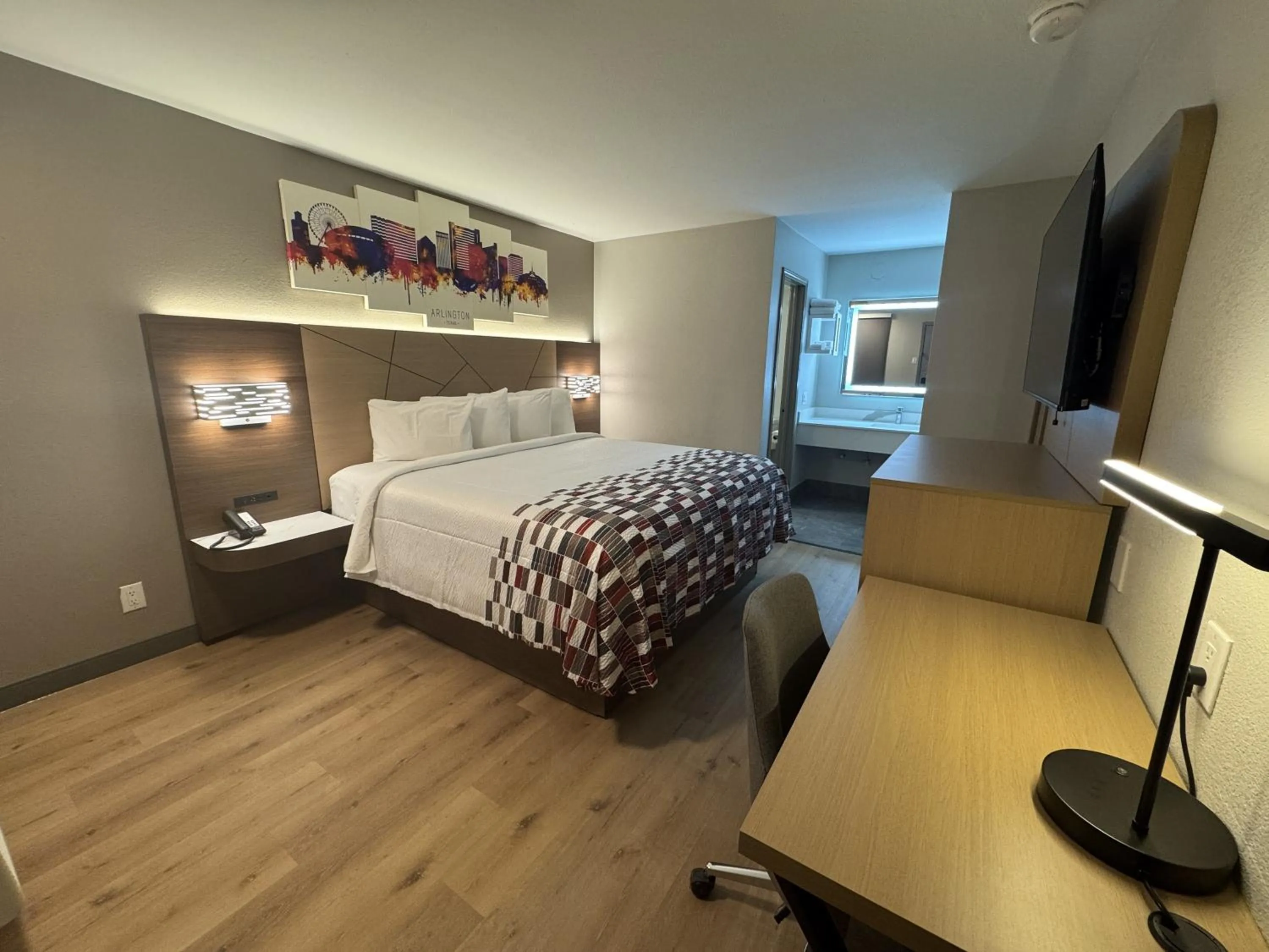 Guests, Bed in Red Roof Inn Arlington - Entertainment District