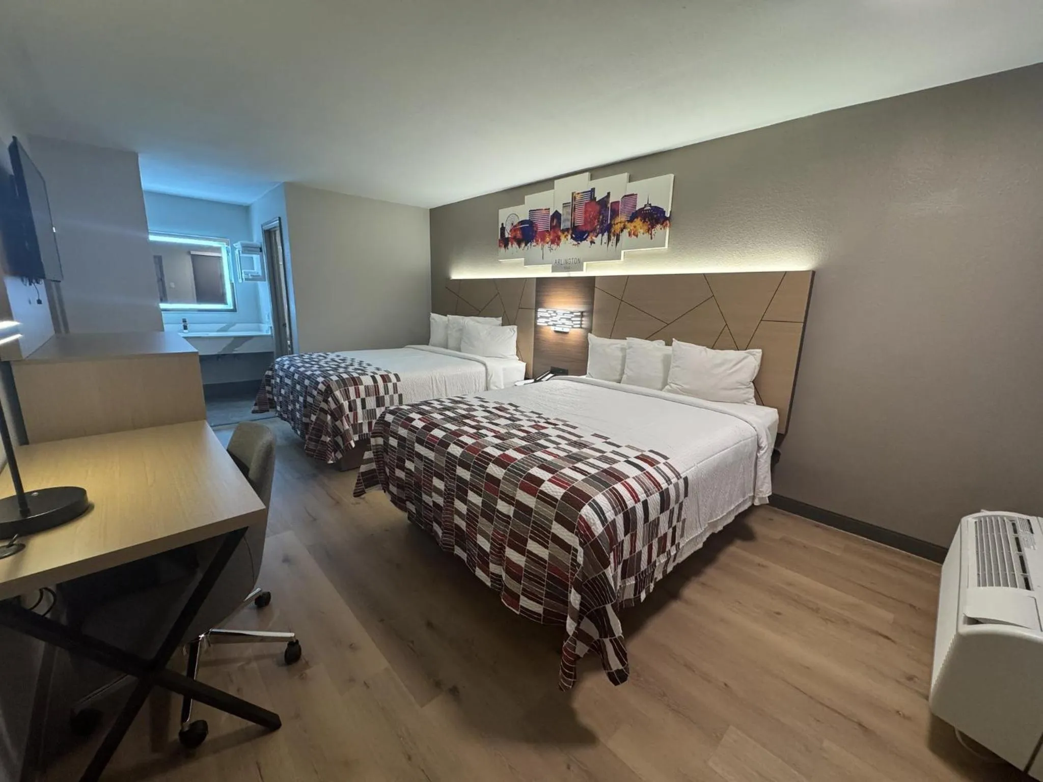 Photo of the whole room, Bed in Red Roof Inn Arlington - Entertainment District