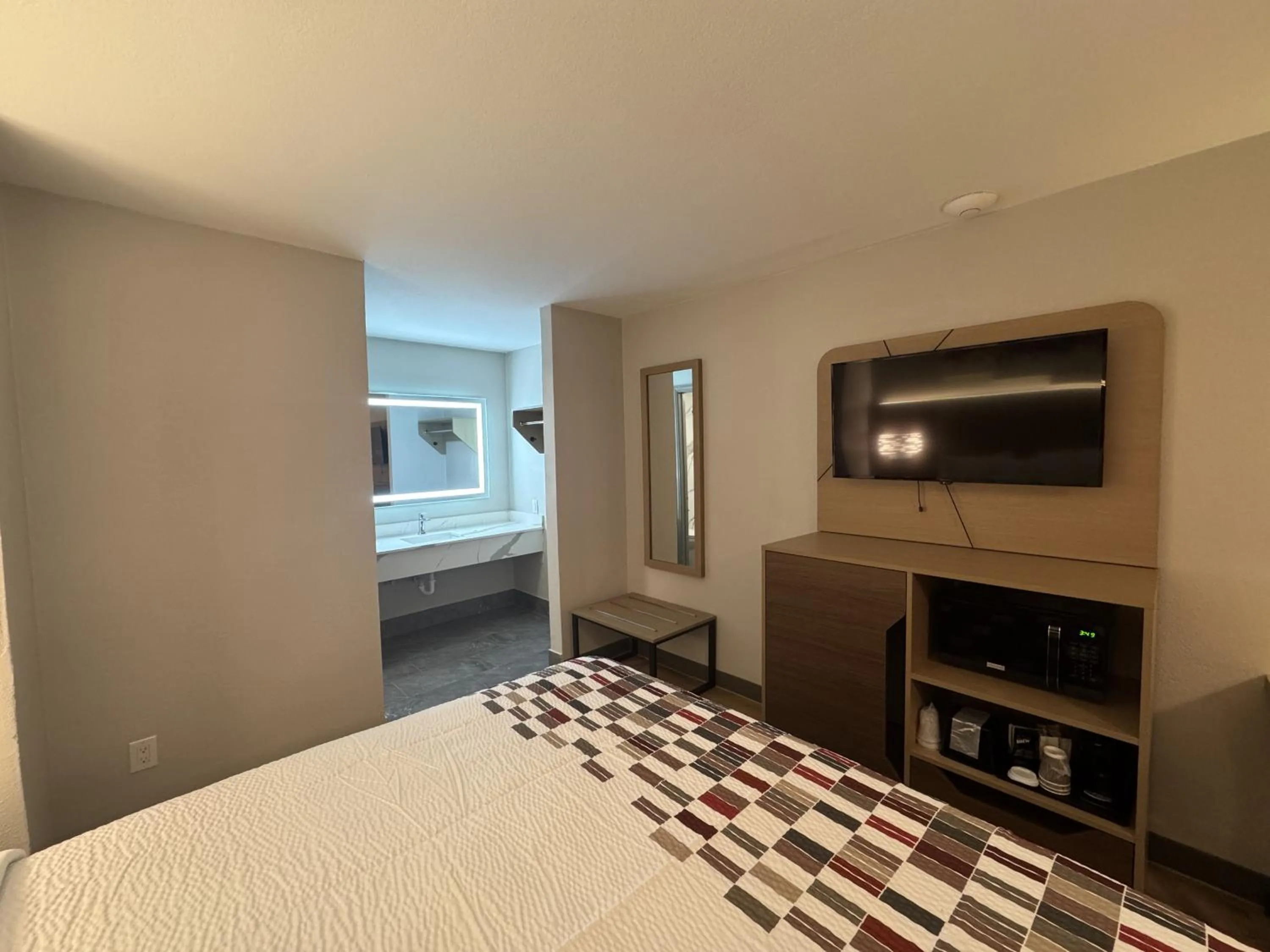 Guests, Bed in Red Roof Inn Arlington - Entertainment District