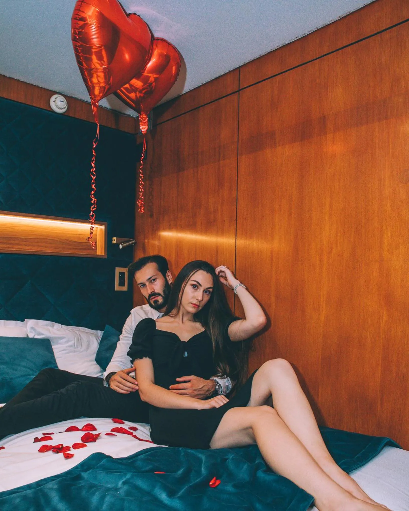 People, Bed in VIP Paris Yacht Hôtel & Spa