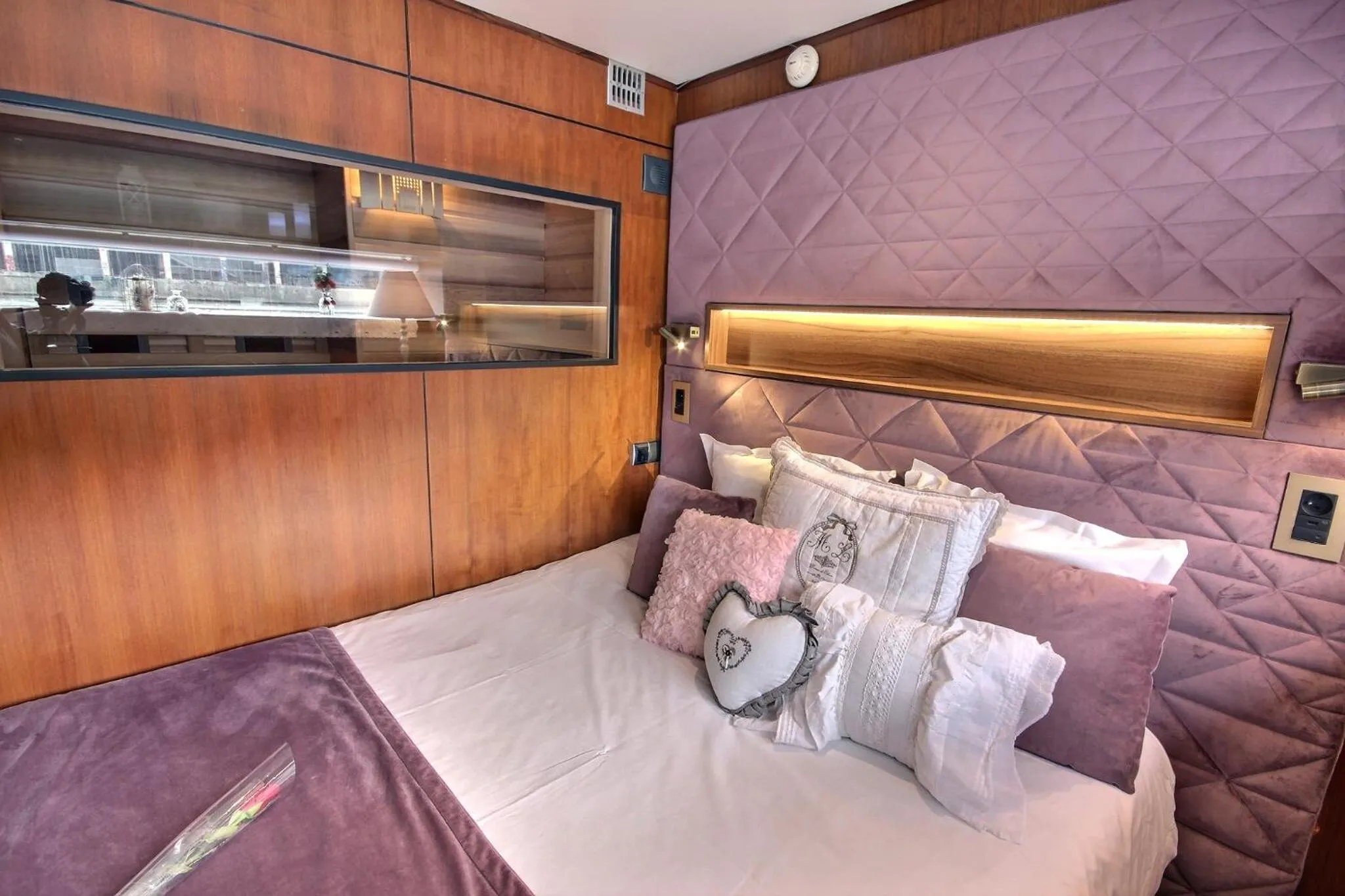 Bed in VIP Paris Yacht Hôtel & Spa