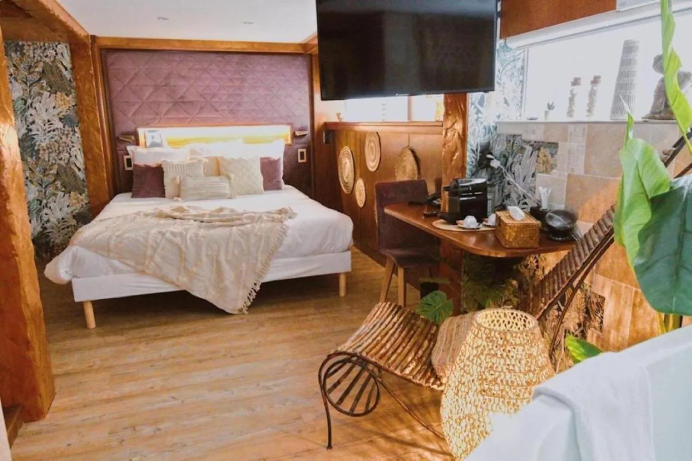 Photo of the whole room, Bed in VIP Paris Yacht Hôtel & Spa