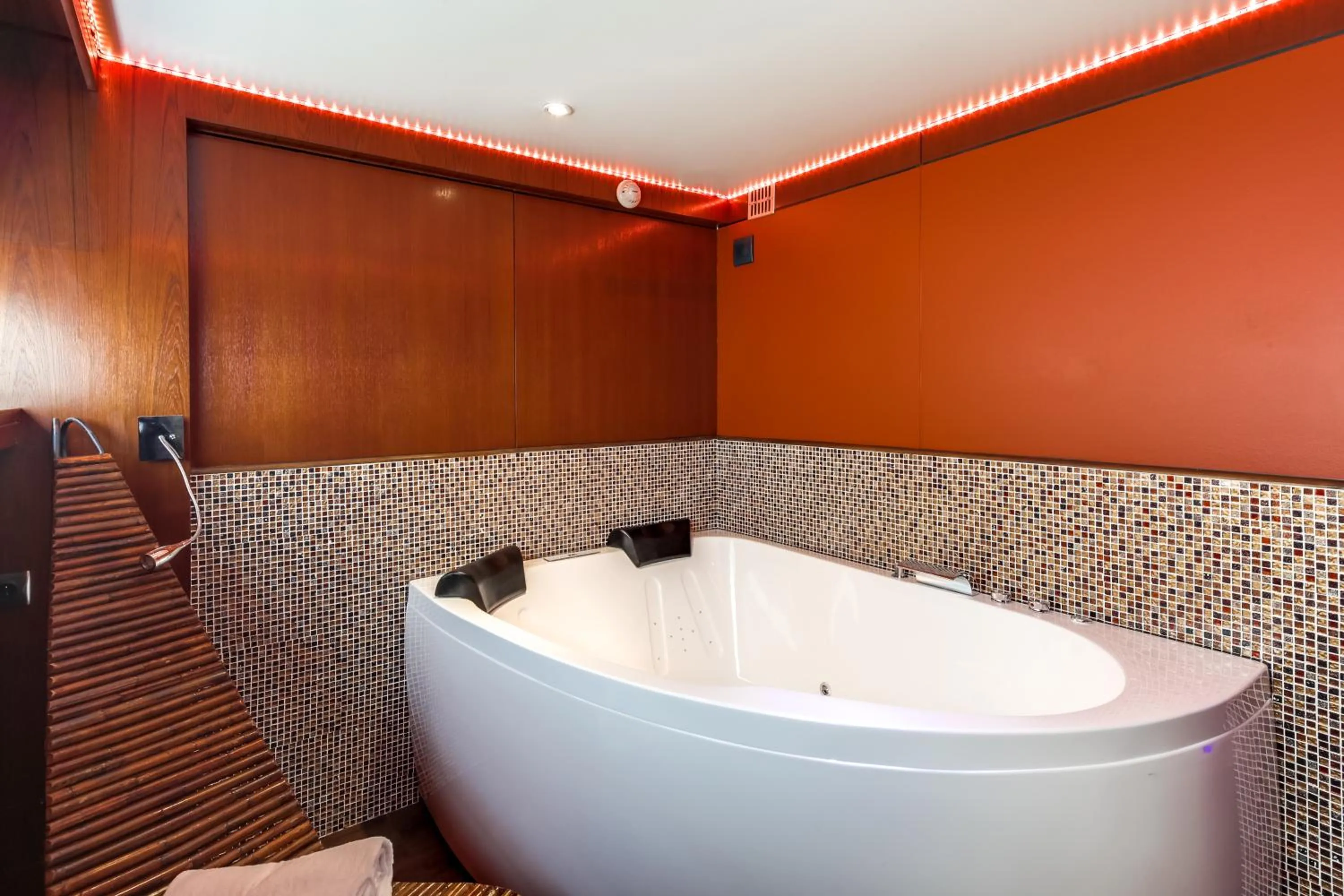 Hot Tub in VIP Paris Yacht Hôtel & Spa