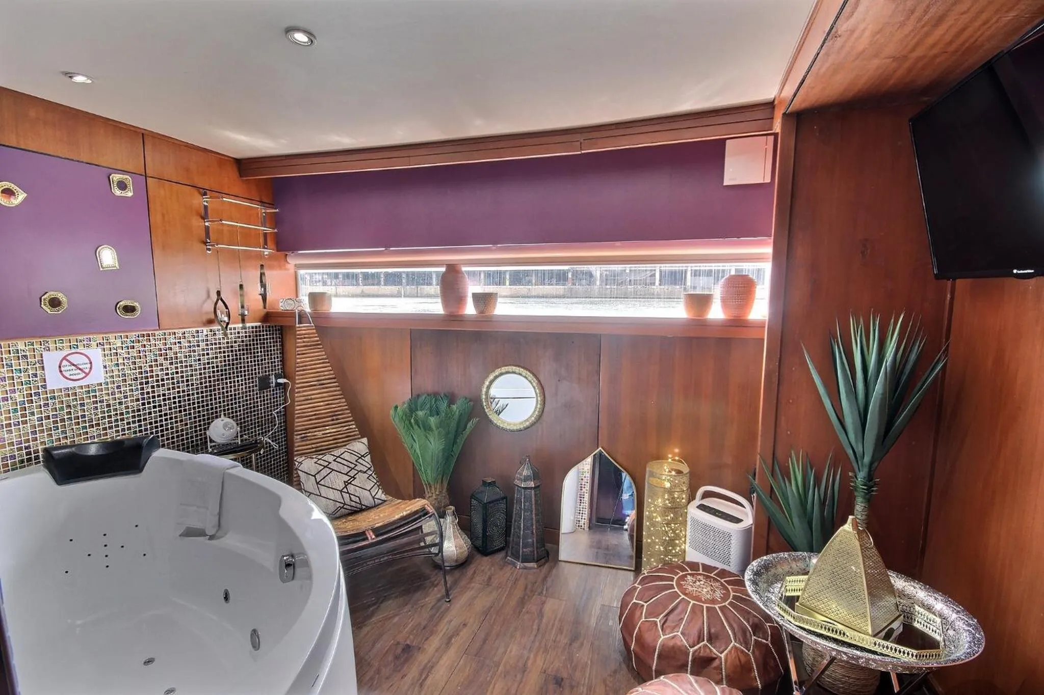 Hot Tub in VIP Paris Yacht Hôtel & Spa