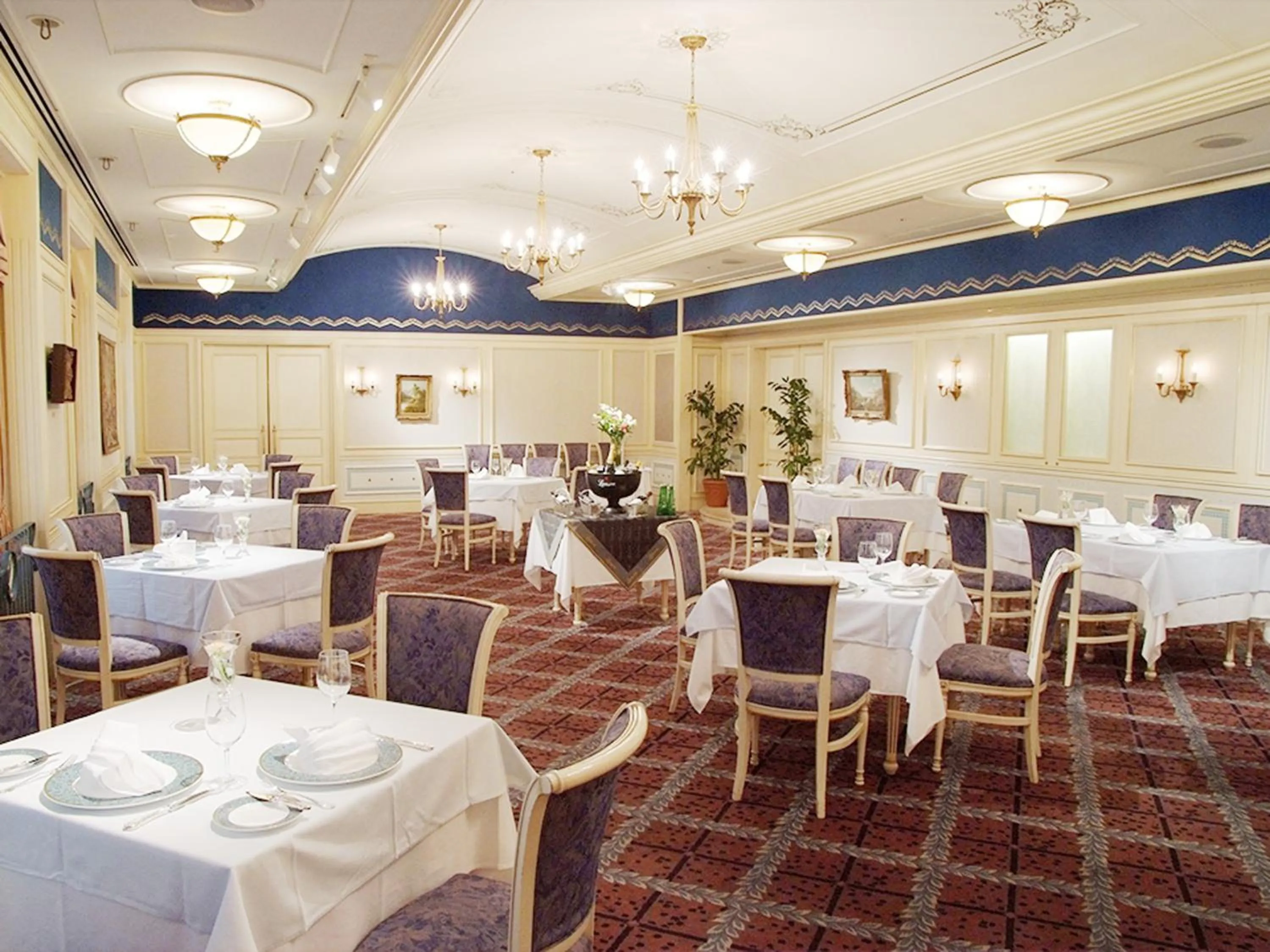 Restaurant/places to eat in Hotel Monterey Osaka