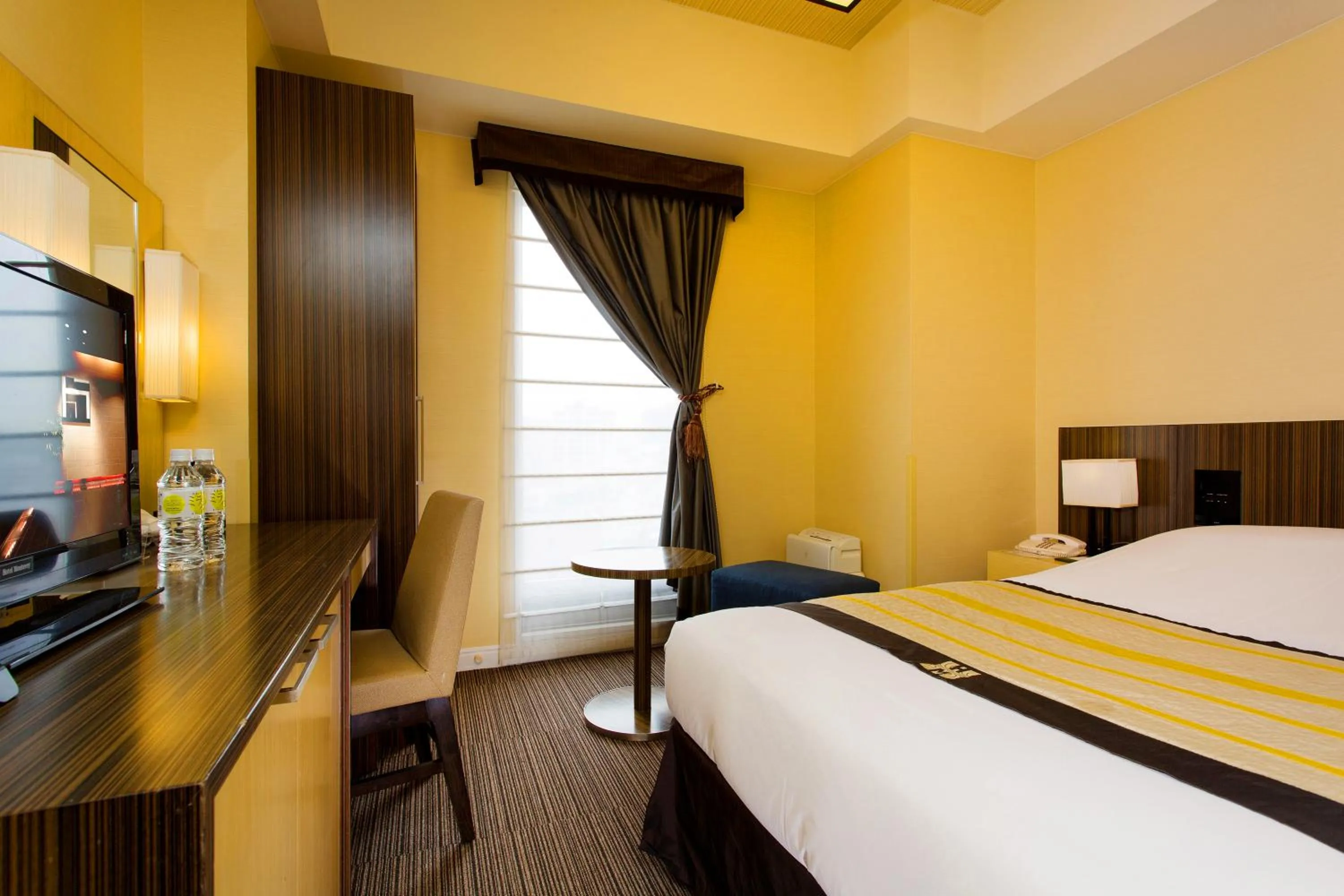 Photo of the whole room, Bed in Hotel Monterey Hanzomon