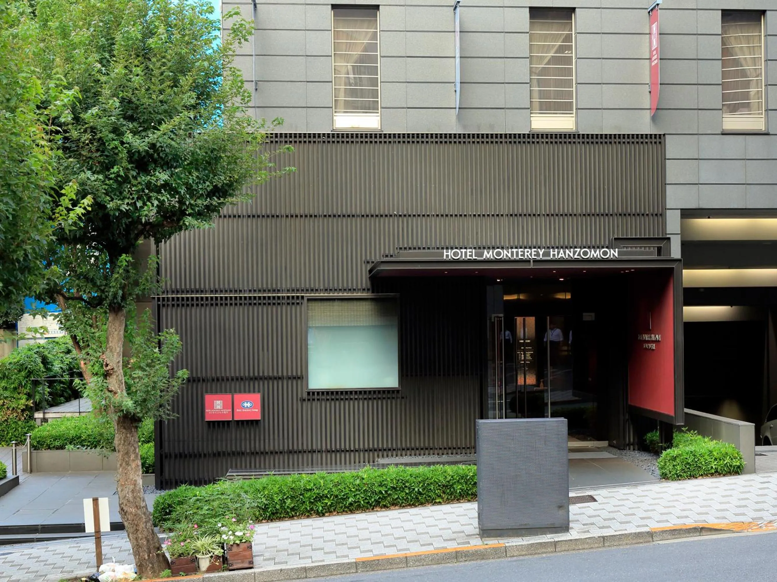 Facade/entrance in Hotel Monterey Hanzomon