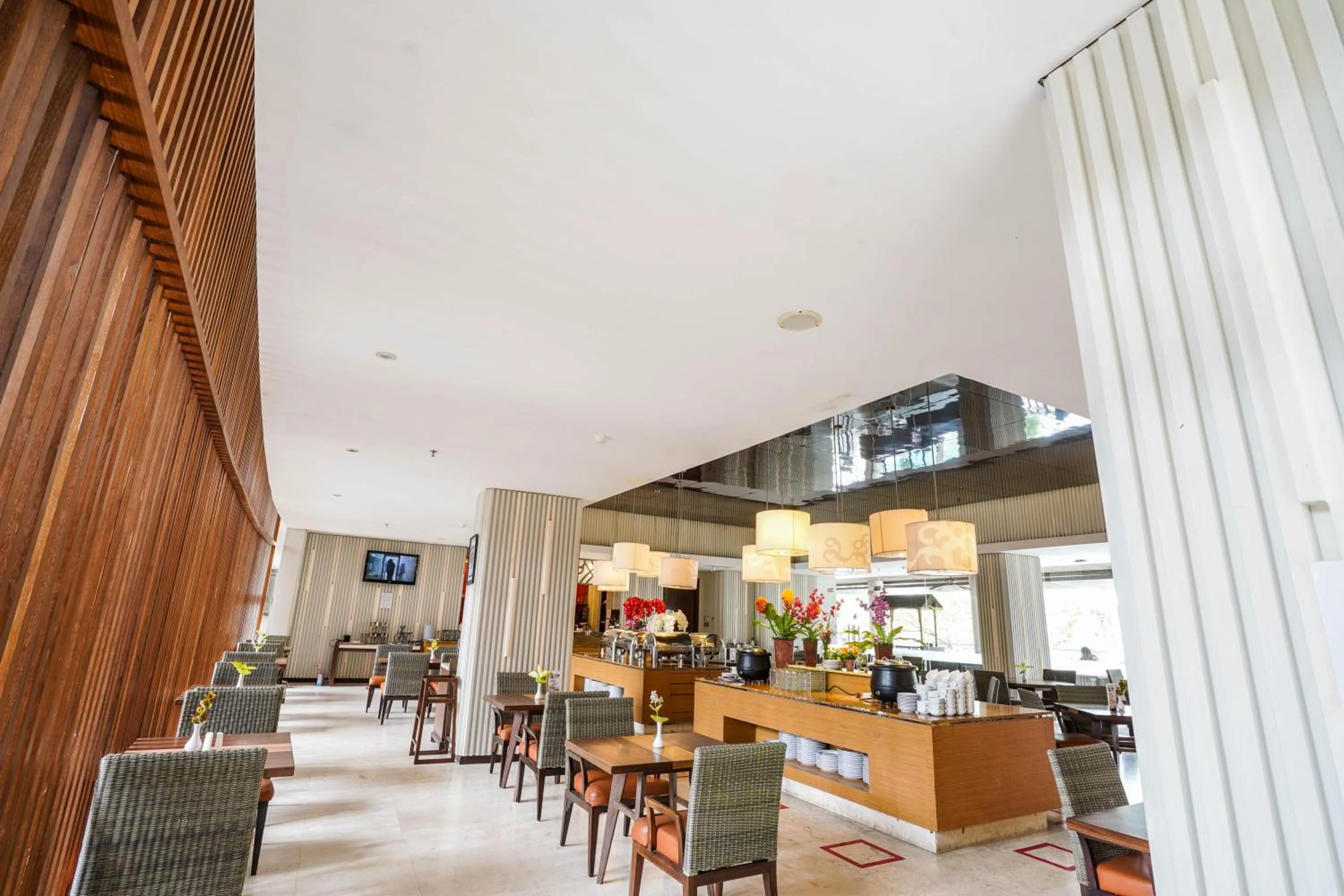 Restaurant/places to eat in Soll Marina Hotel & Conference Center Bangka
