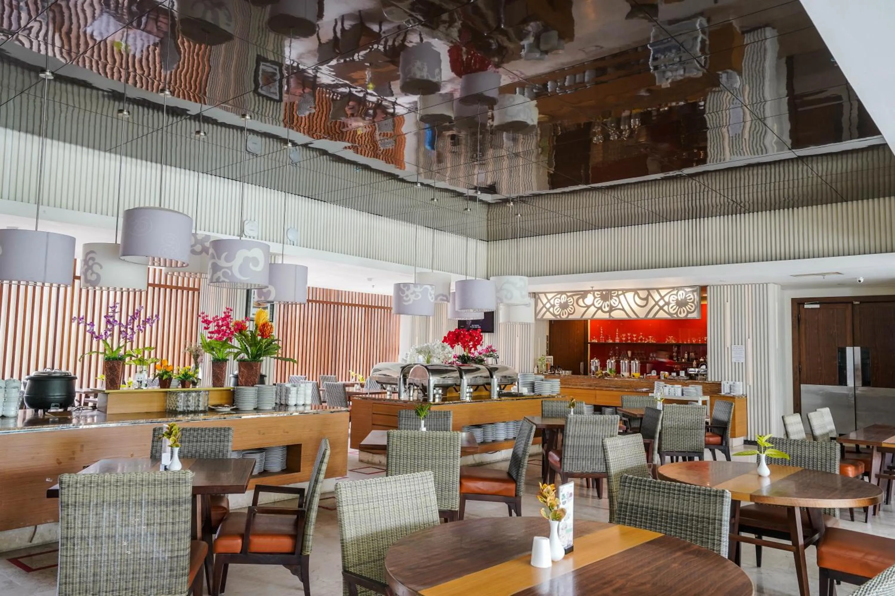 Restaurant/places to eat in Soll Marina Hotel & Conference Center Bangka