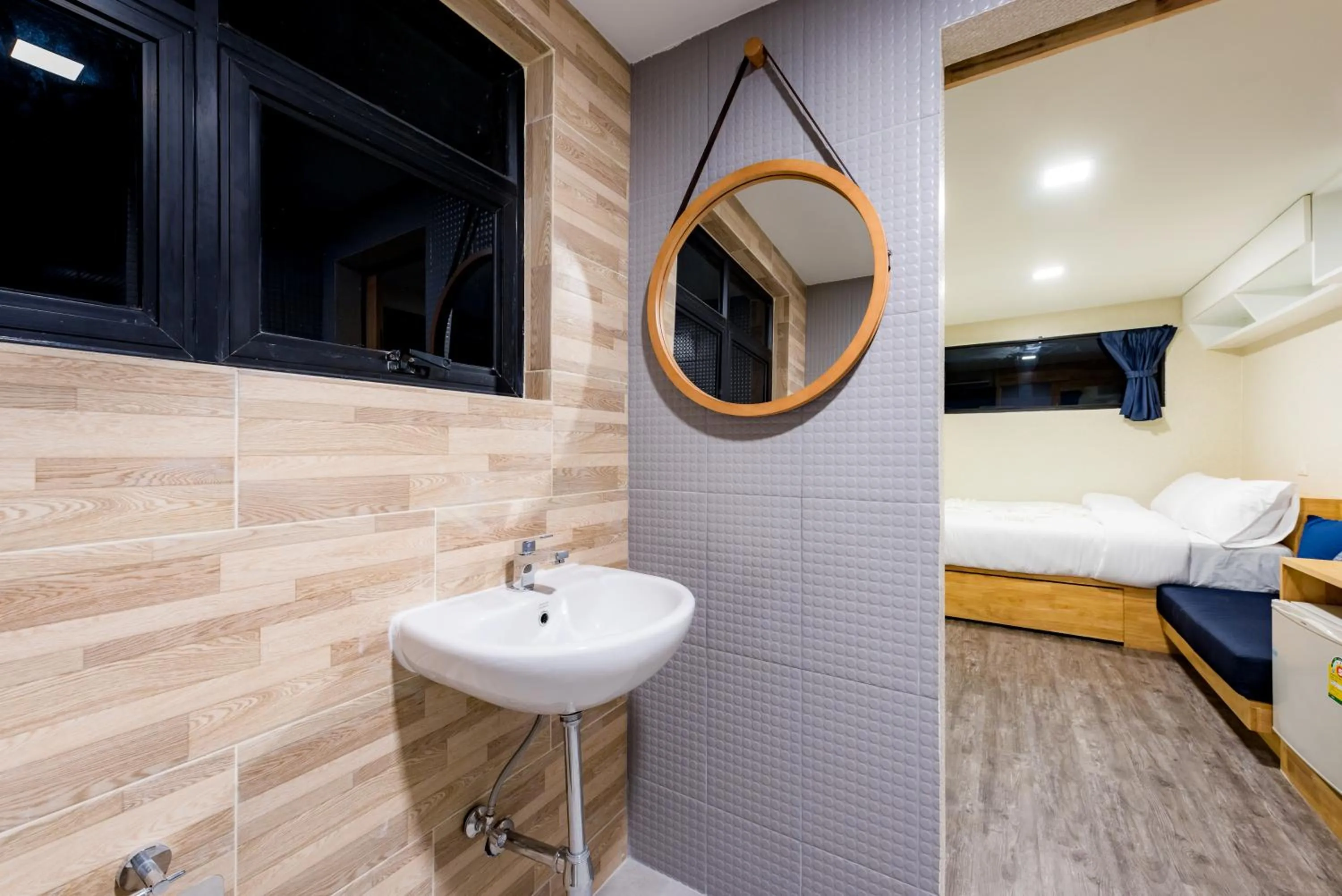 Bathroom, Bed in Memory Karon Resort