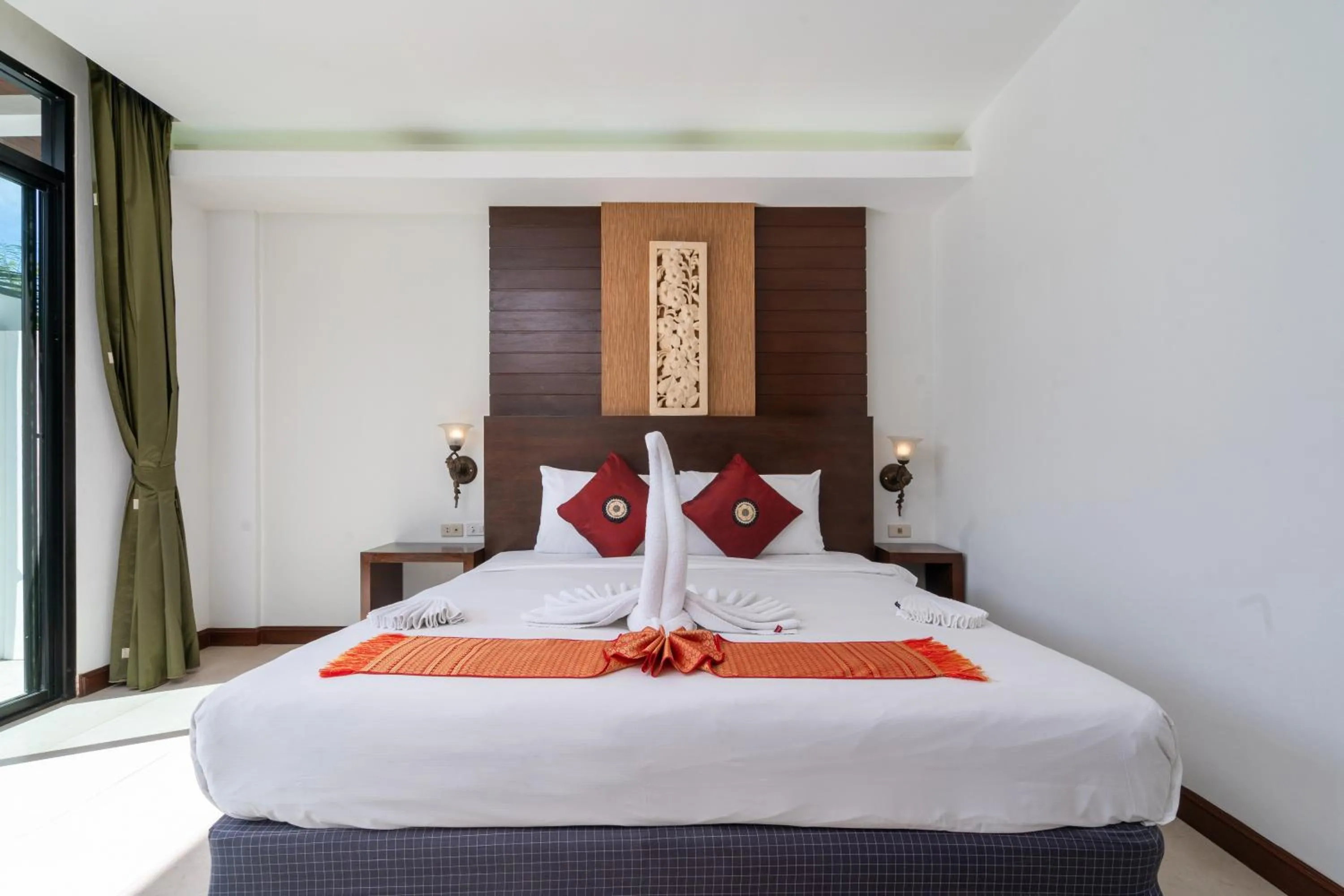 Bedroom, Bed in Memory Karon Resort