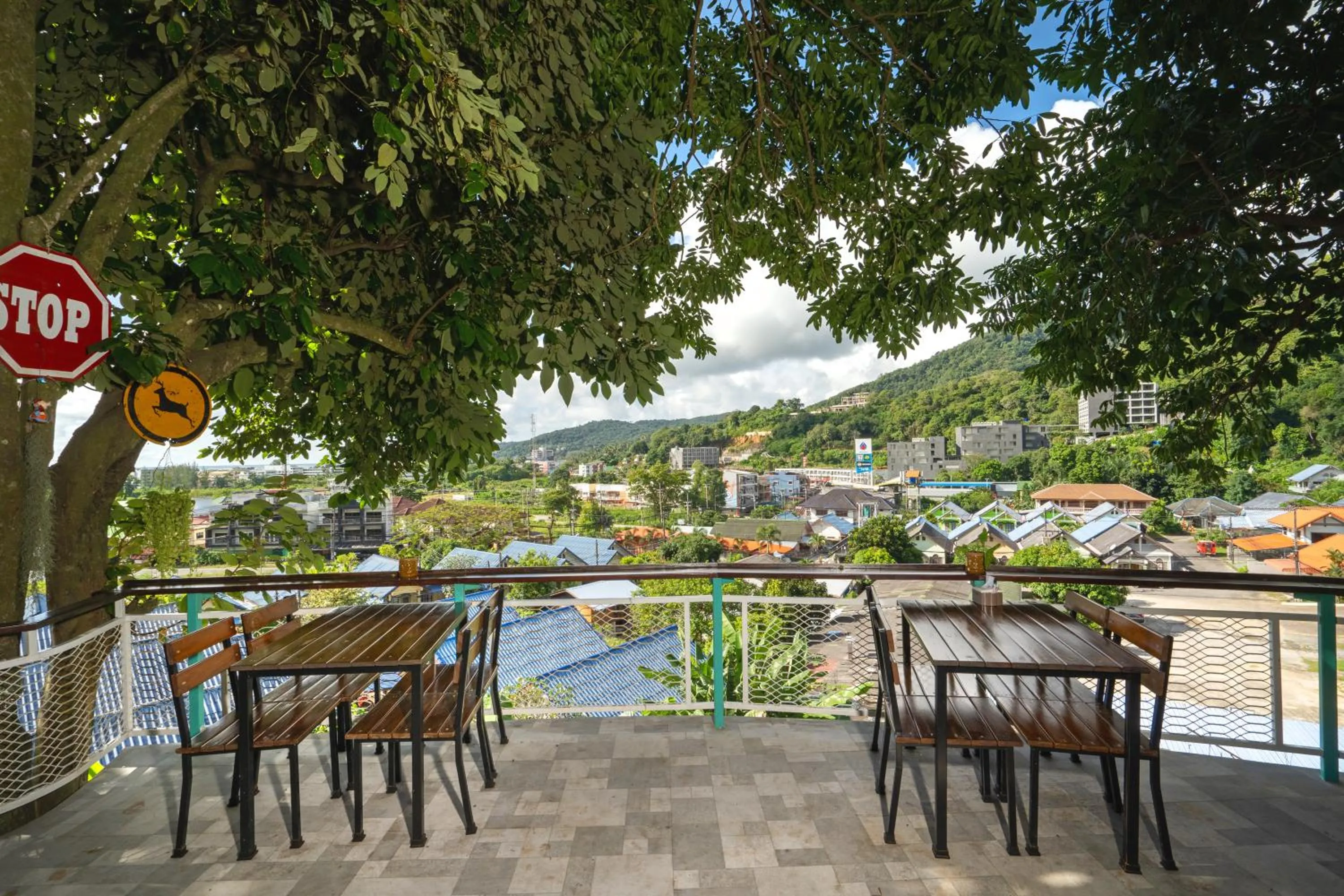 Restaurant/places to eat in Memory Karon Resort