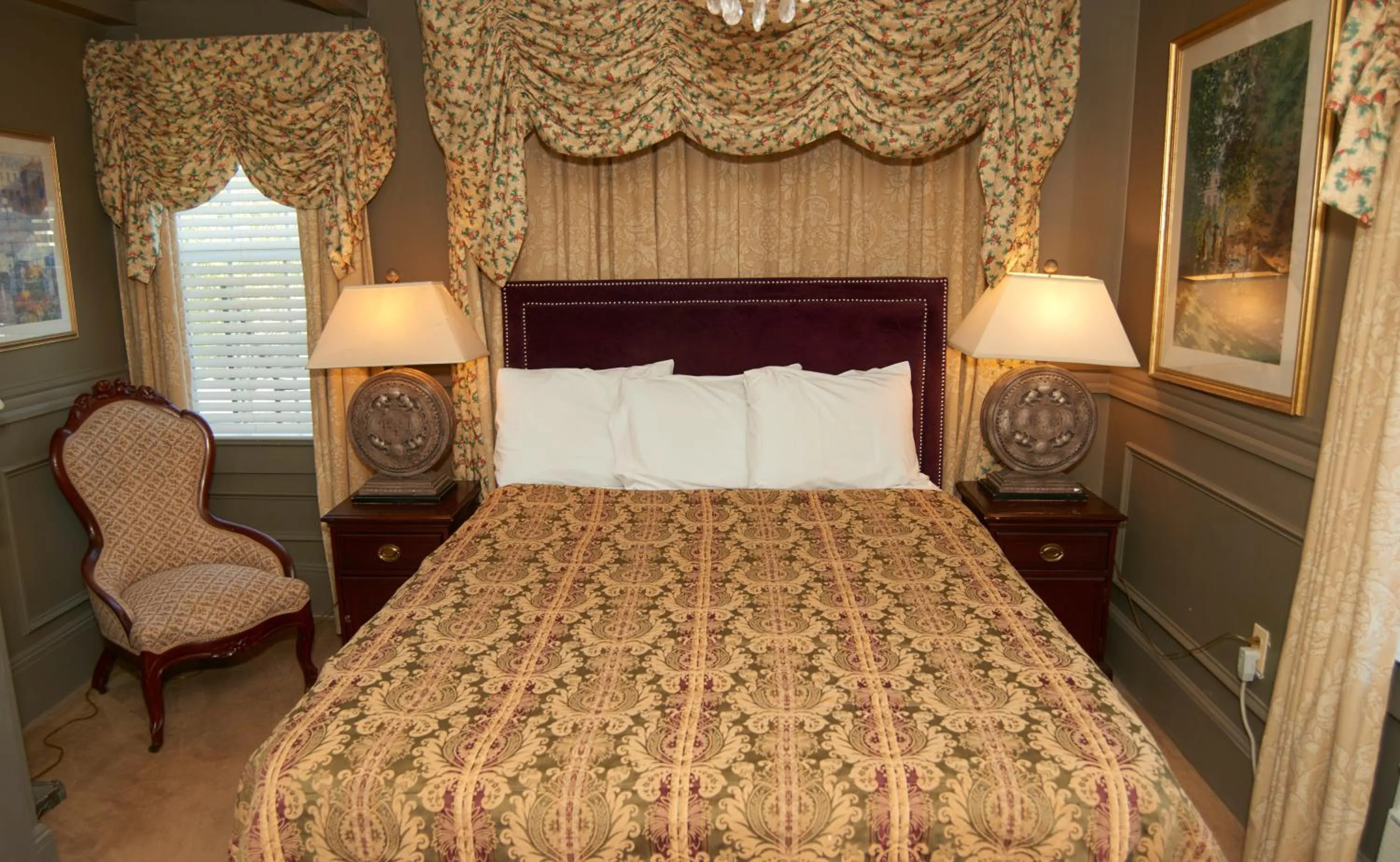 Bed in Bellevue Manor