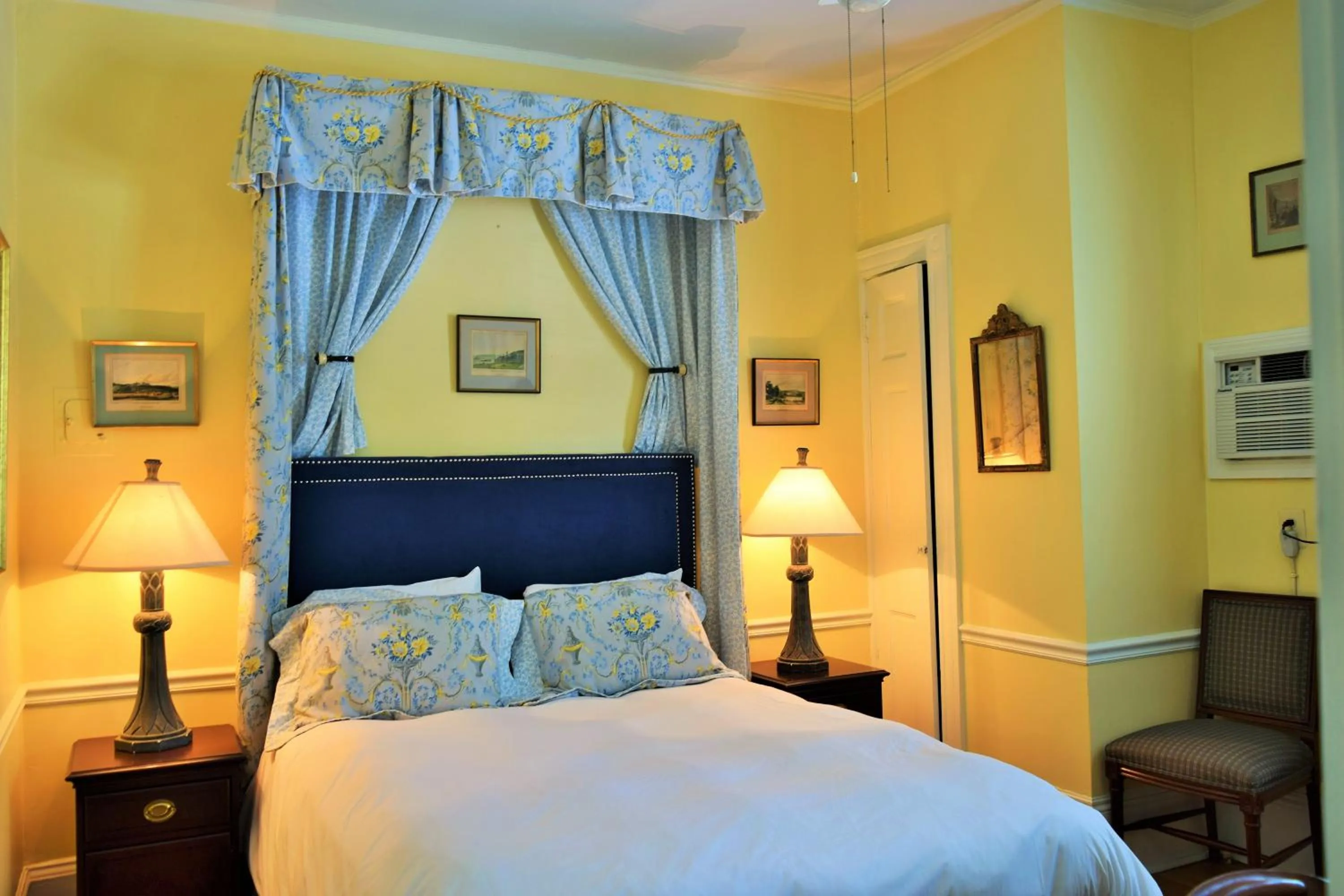 Bed in Bellevue Manor