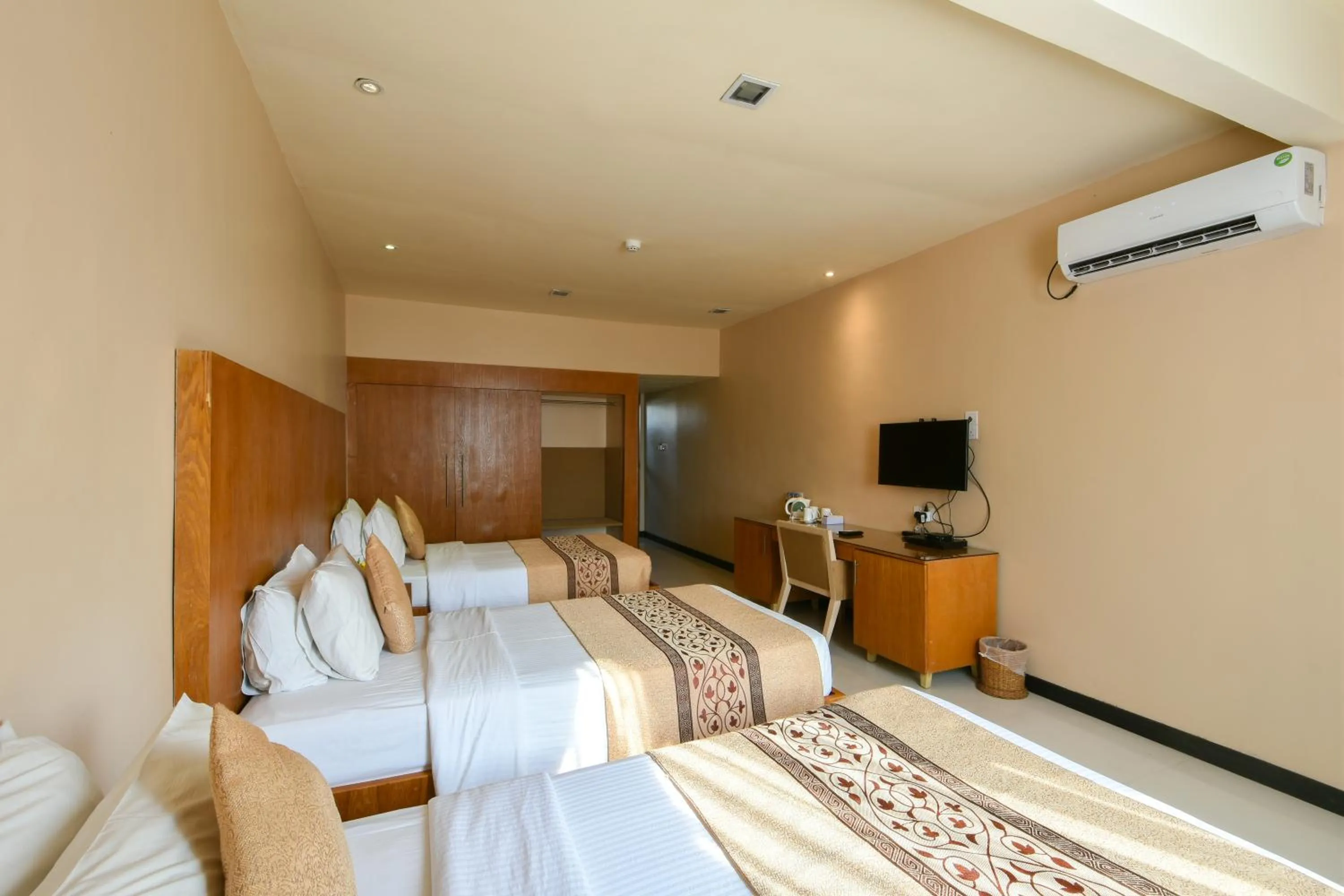 Photo of the whole room, Bed in Berjaya Hotel Colombo