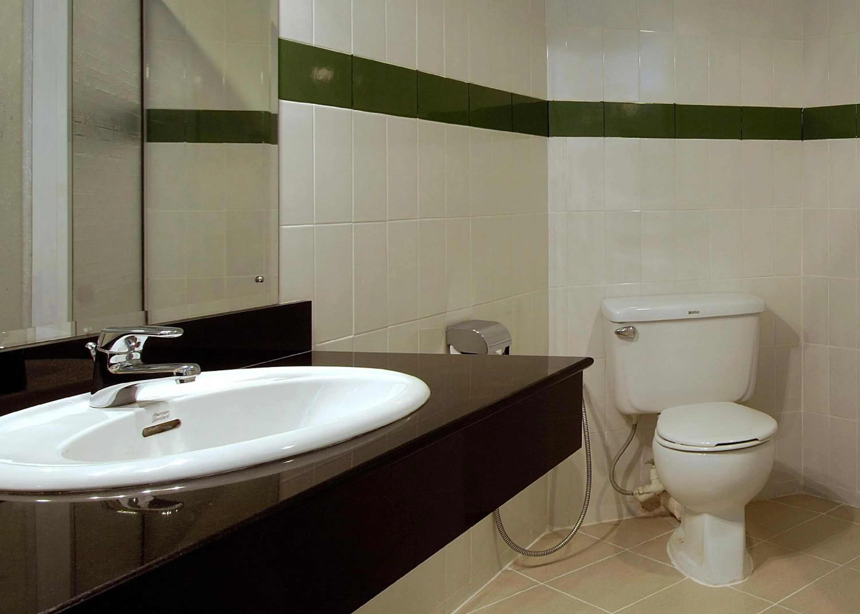 Toilet in Berjaya Hotel Colombo