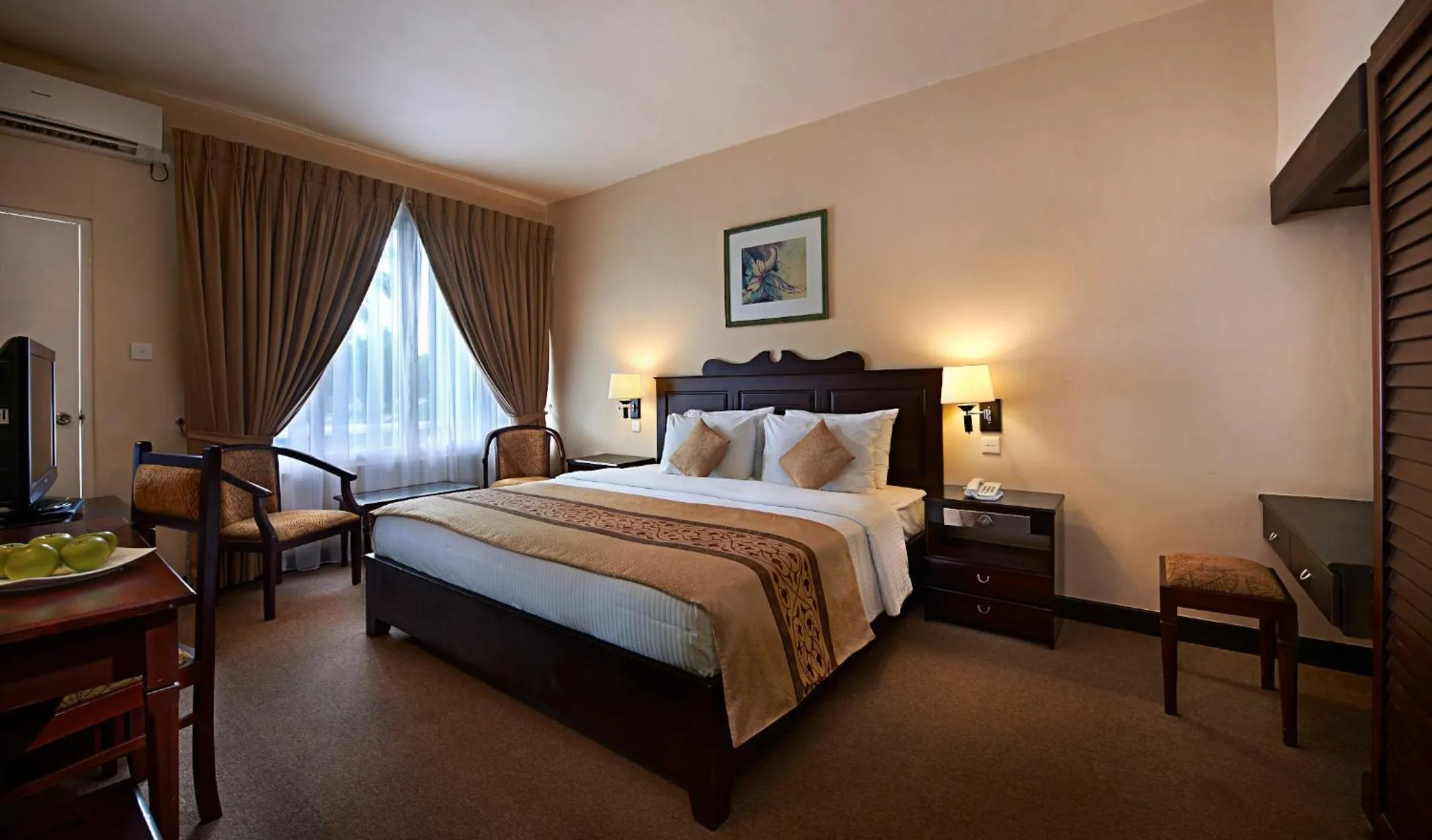 Photo of the whole room, Bed in Berjaya Hotel Colombo