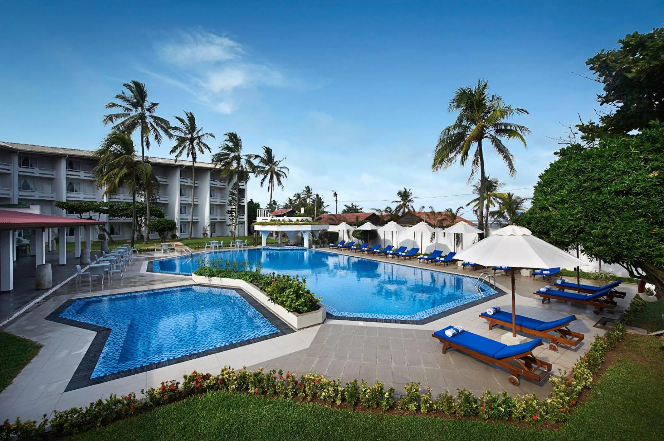Swimming pool in Berjaya Hotel Colombo