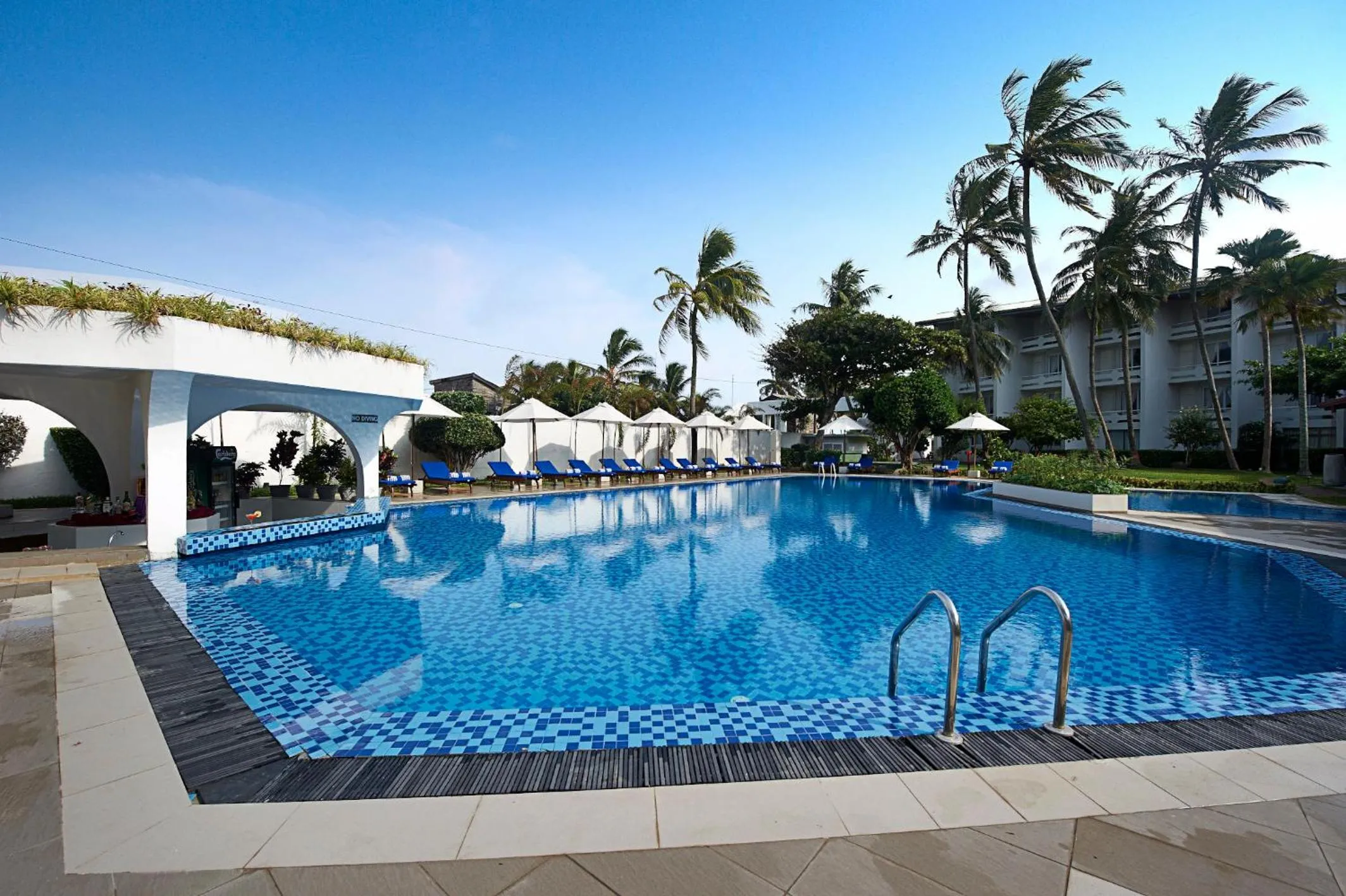 Swimming pool in Berjaya Hotel Colombo