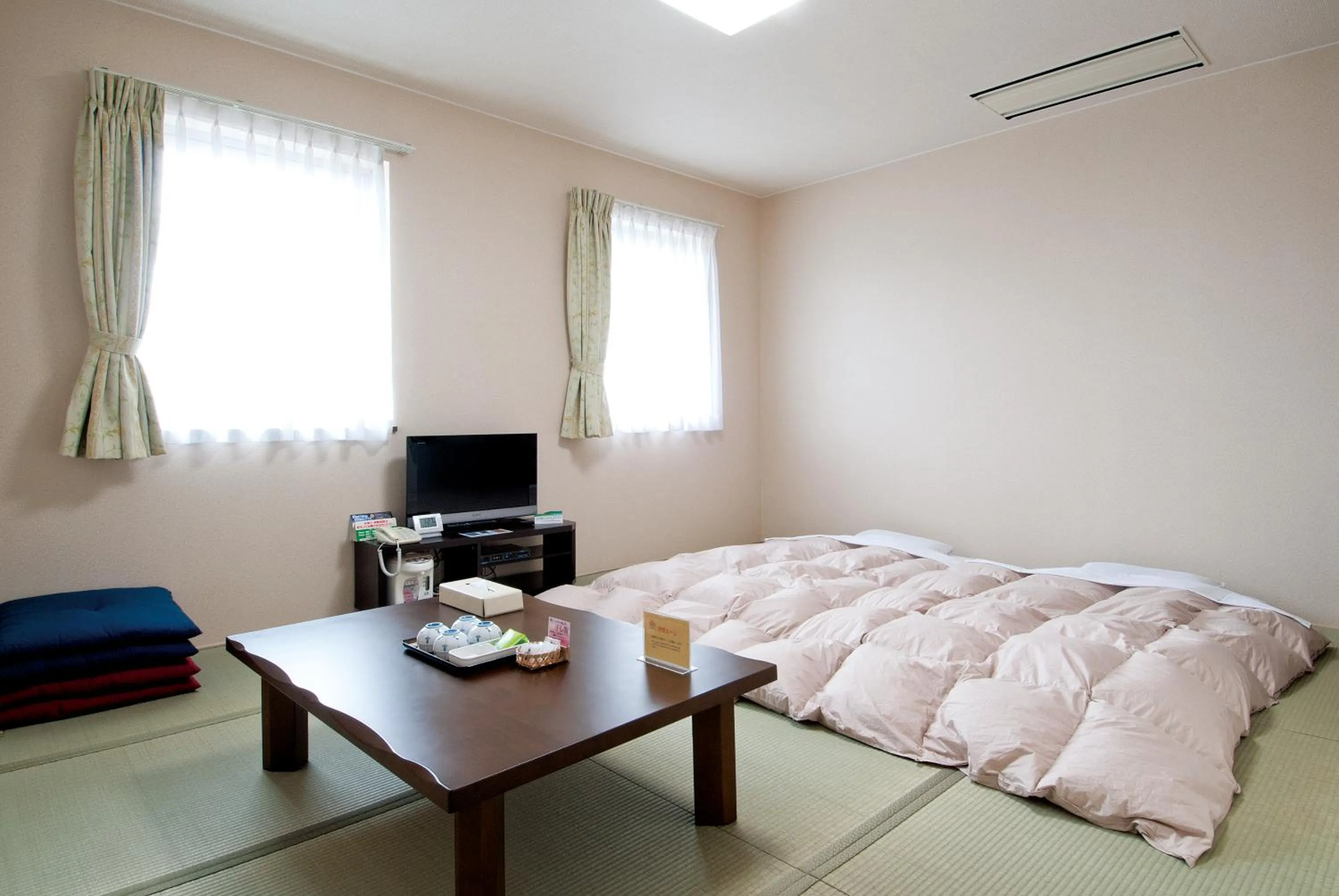 Photo of the whole room, Bed in Hotel New Ohte