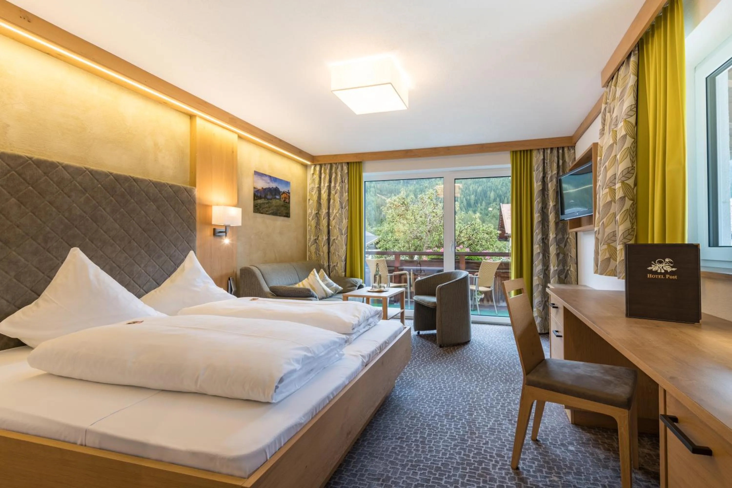 Photo of the whole room, Bed in Hotel Post