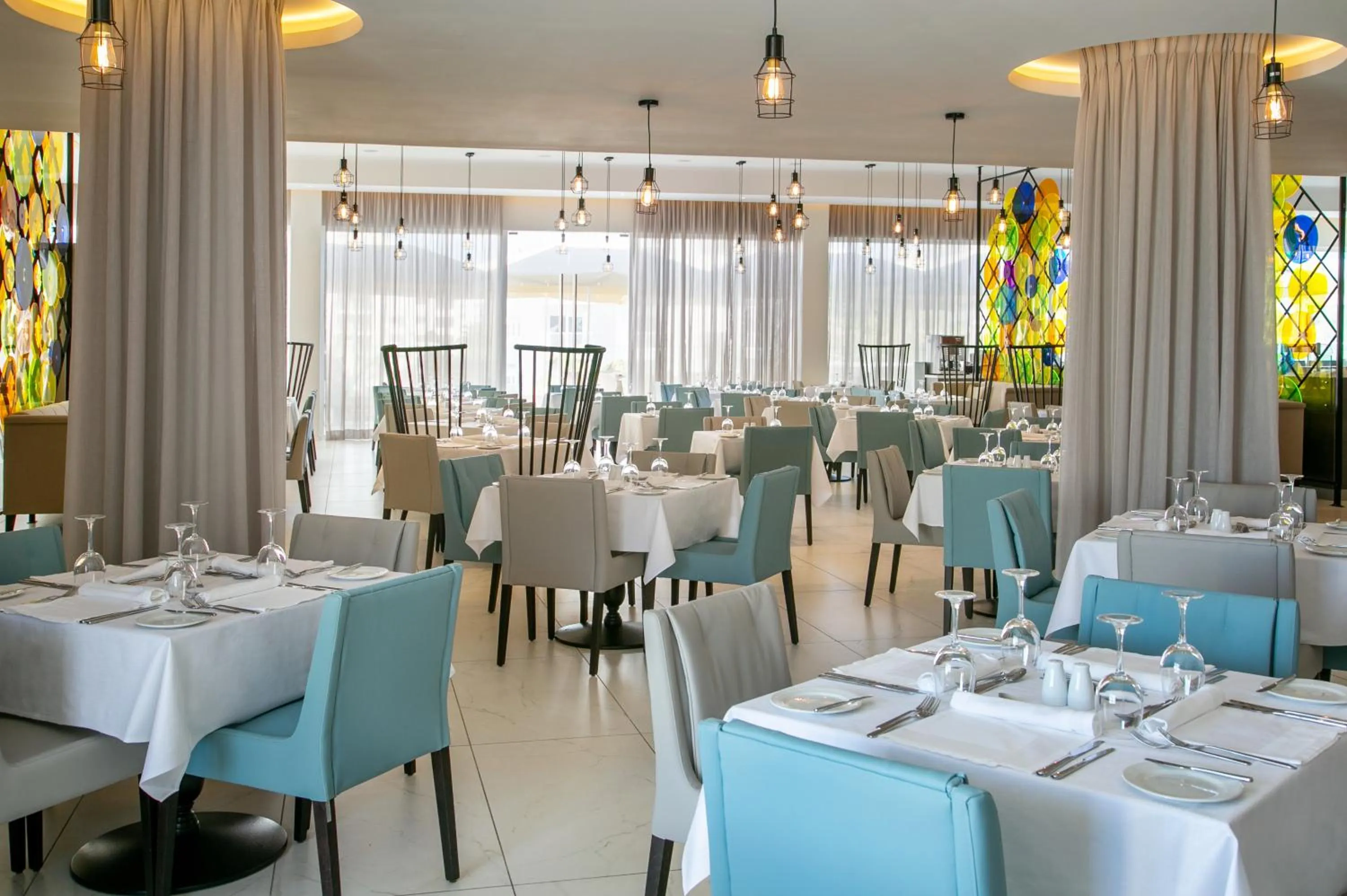 Restaurant/places to eat in Vangelis Hotel & Suites