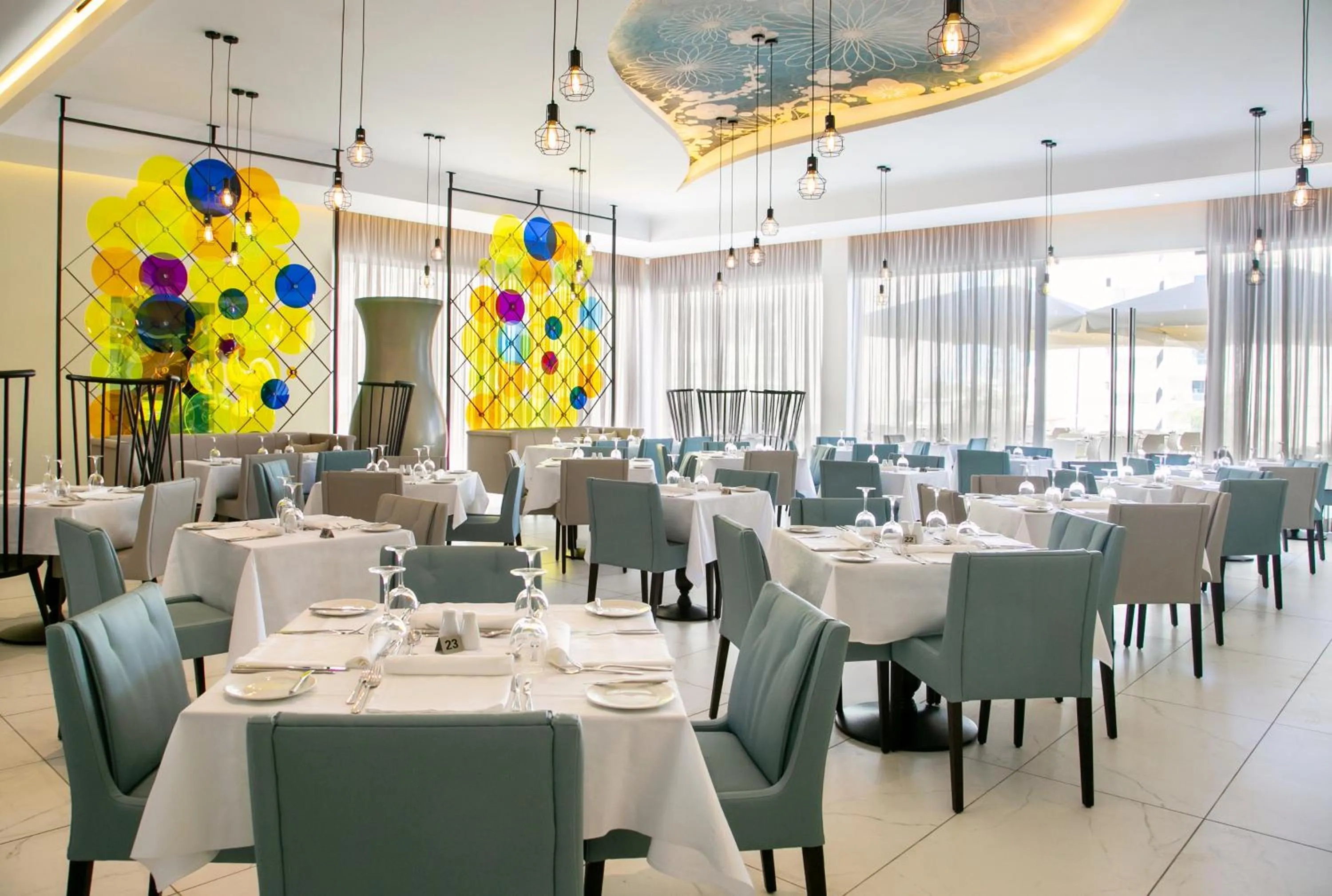 Restaurant/places to eat in Vangelis Hotel & Suites