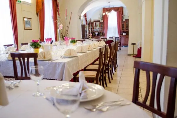 Restaurant/places to eat in Villa Altieri