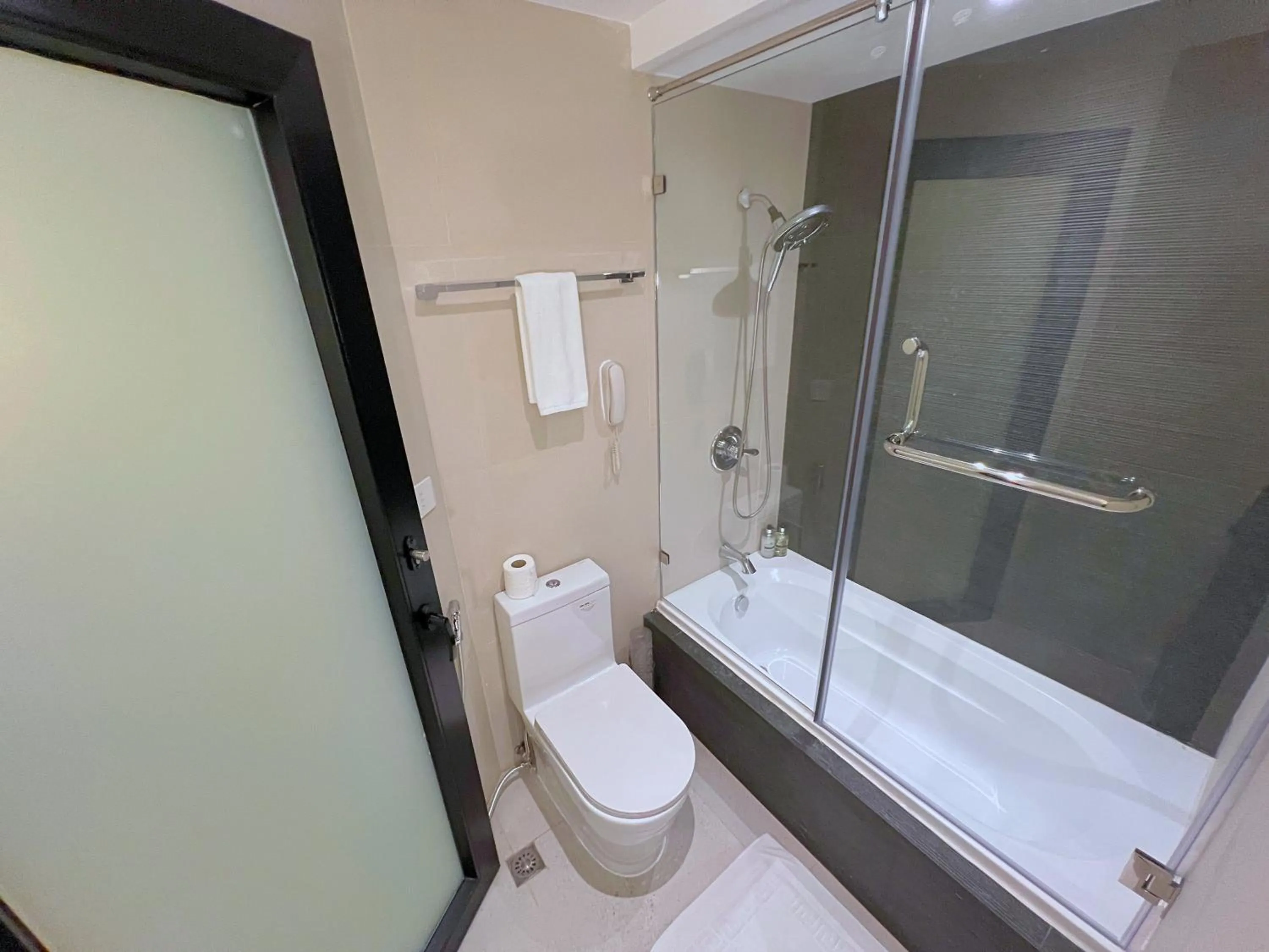 Shower in City Garden Hotel Makati