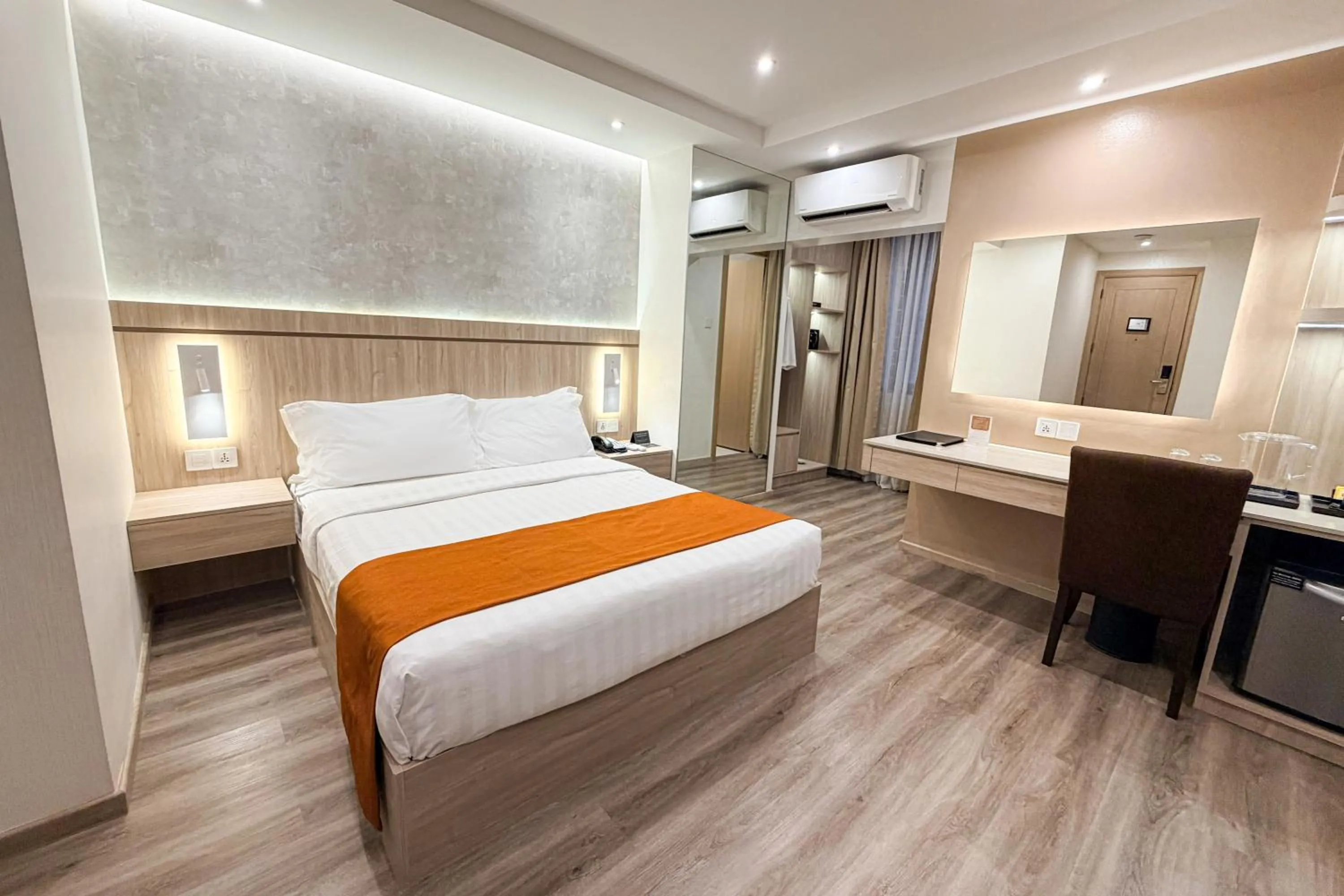 Bedroom, Bed in City Garden Hotel Makati