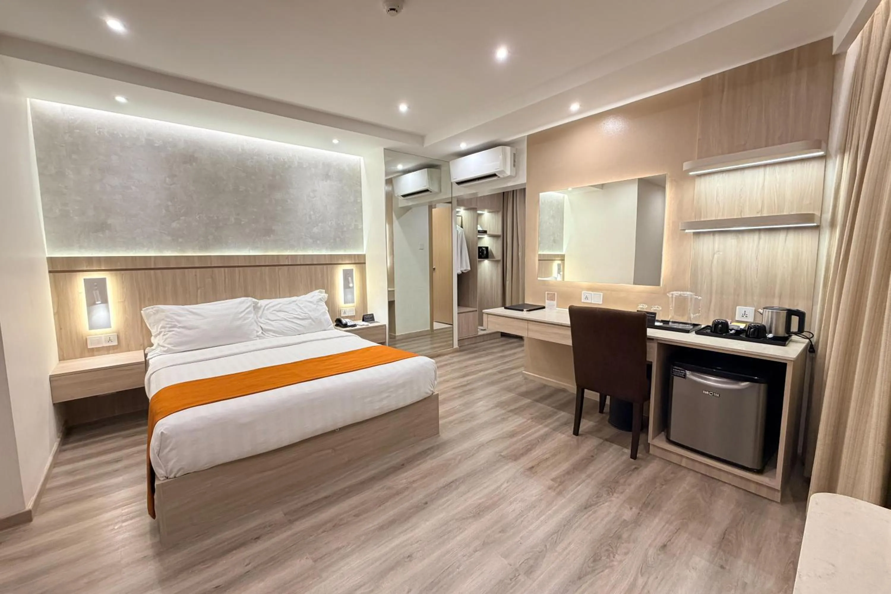 Photo of the whole room, Bed in City Garden Hotel Makati