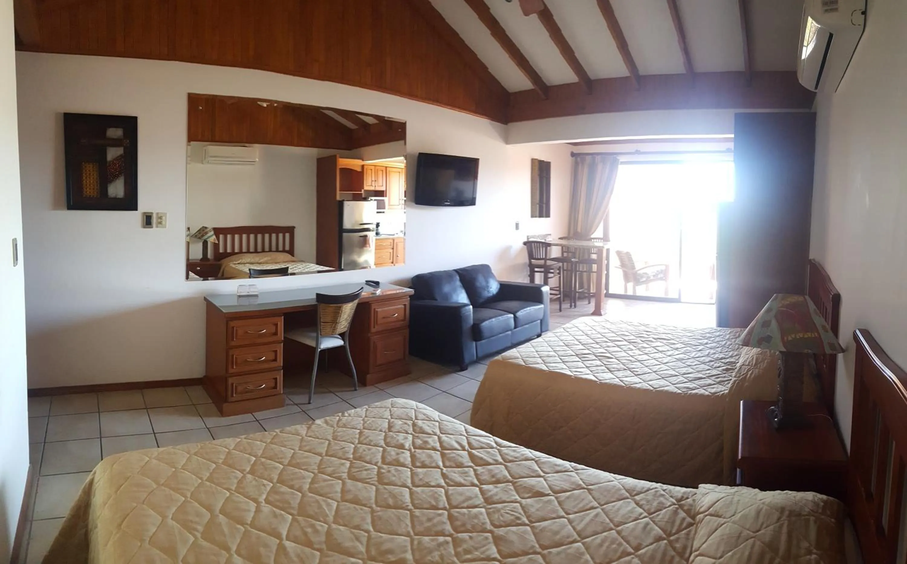 Photo of the whole room, Bed in Flamingo Marina Hotel