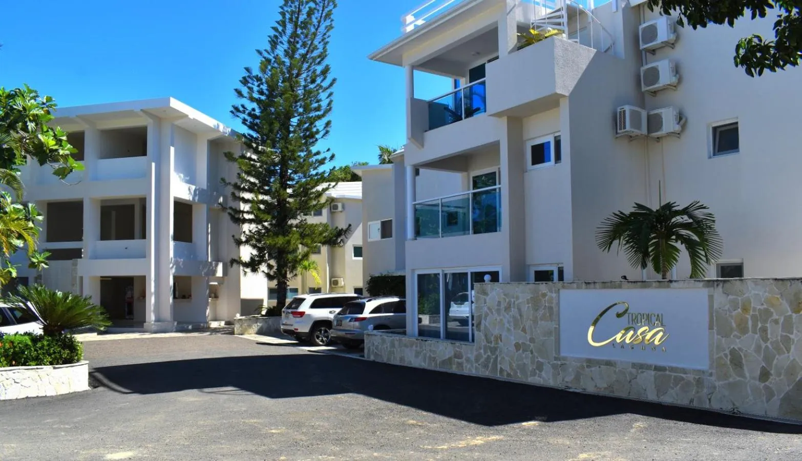 Facade/entrance in Tropical Casa Laguna