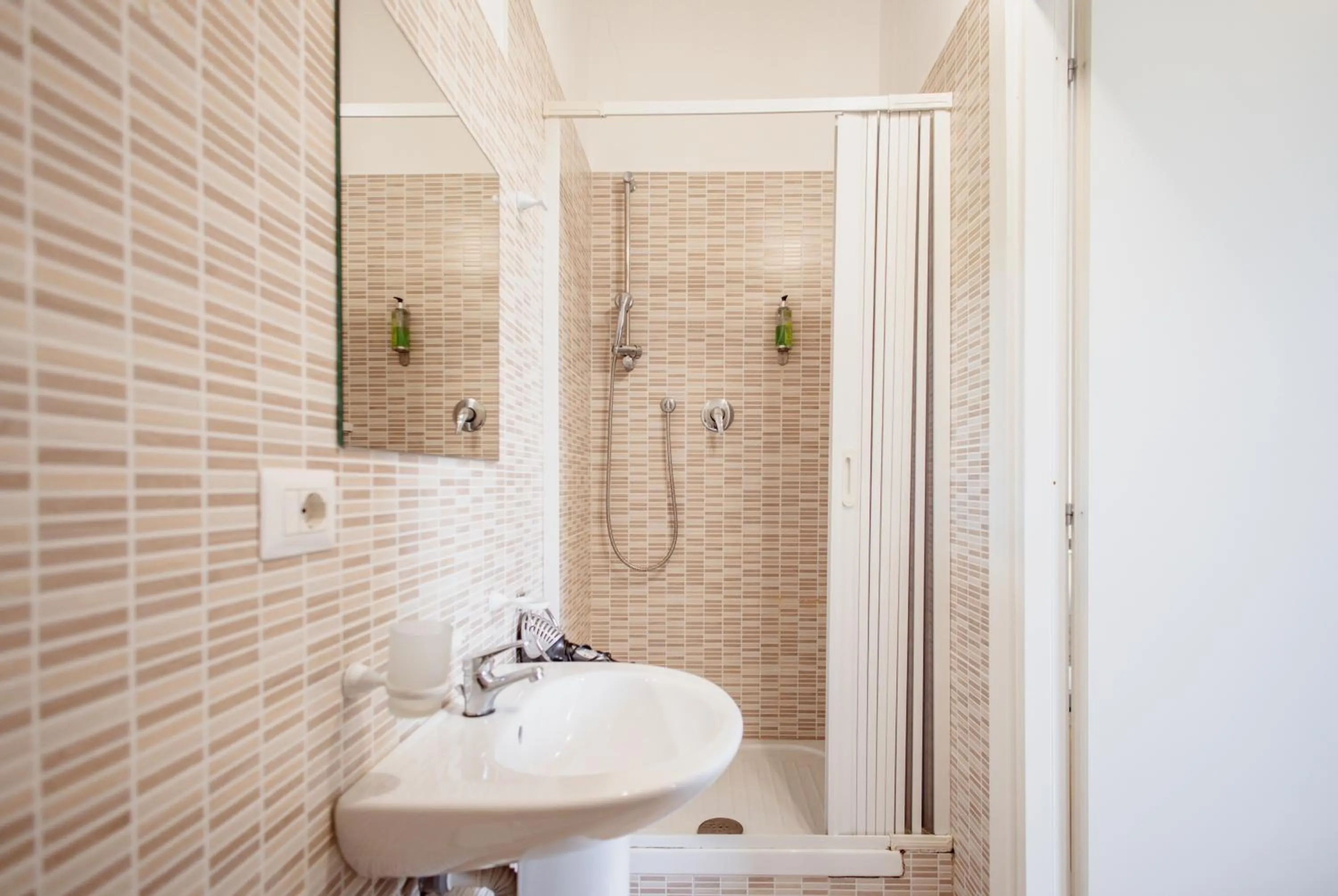 Shower in B&B Toscana