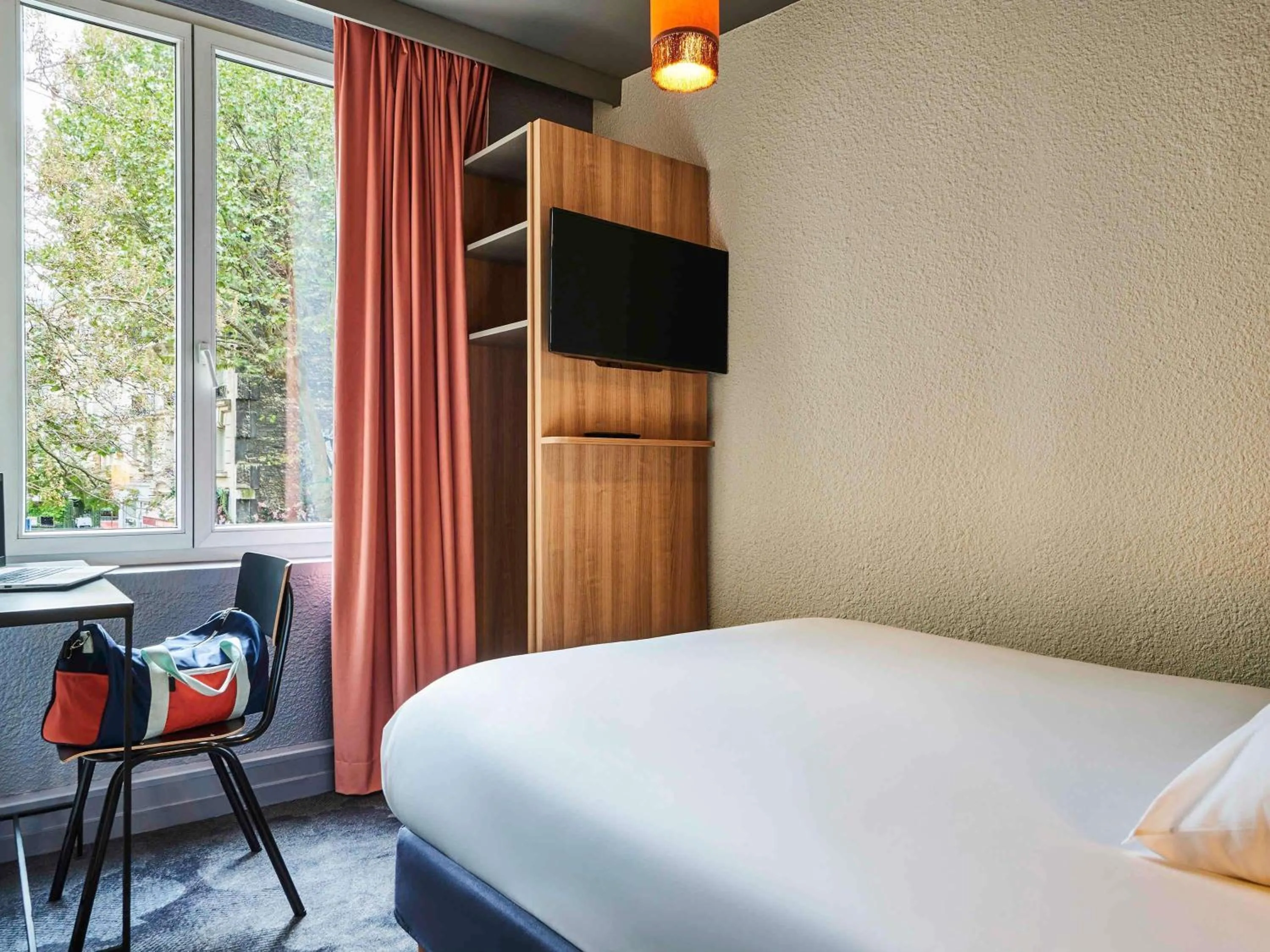 Bedroom, Bed in ibis Styles Paris Alesia Montparnasse