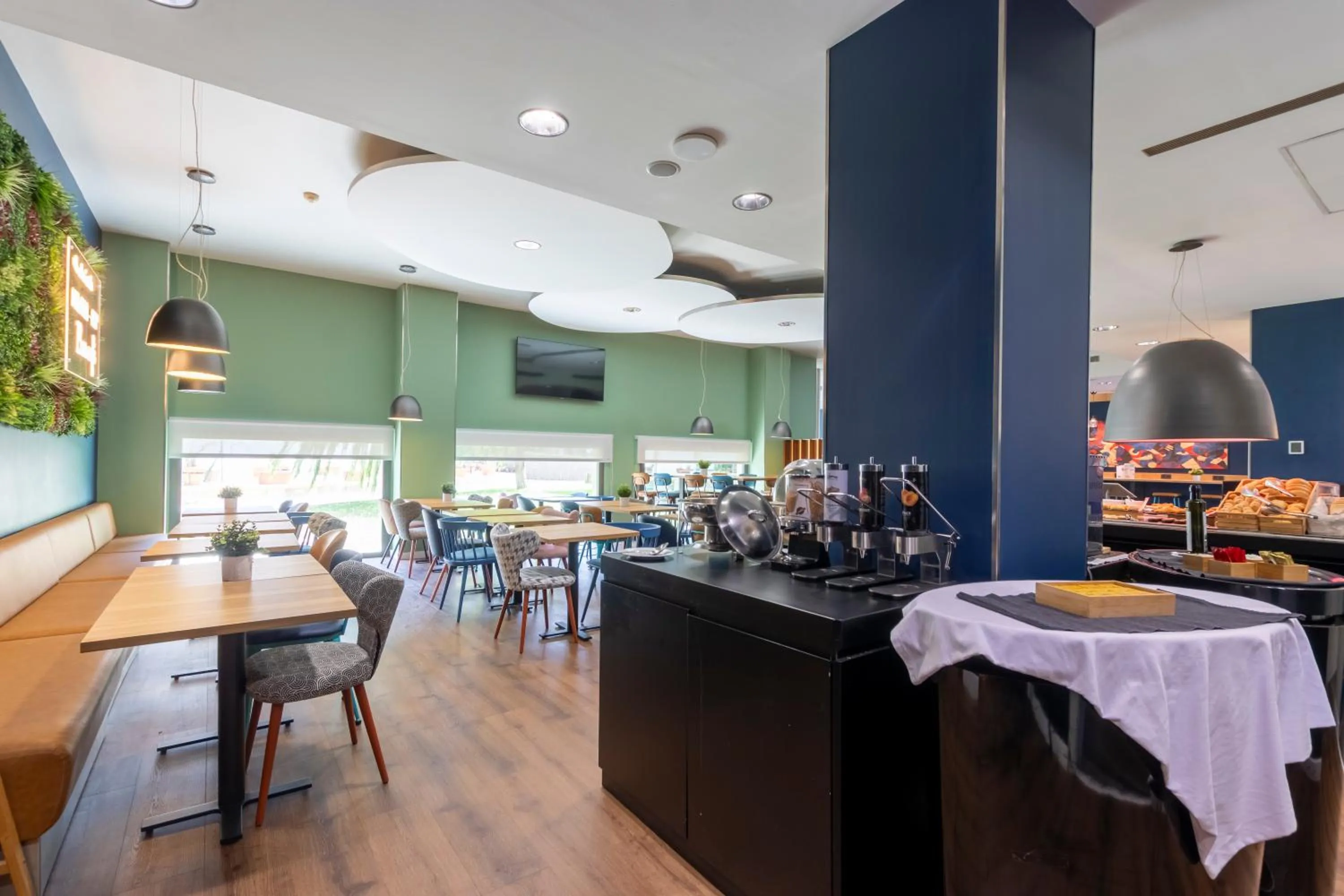 Restaurant/places to eat in Travelodge Málaga Airport