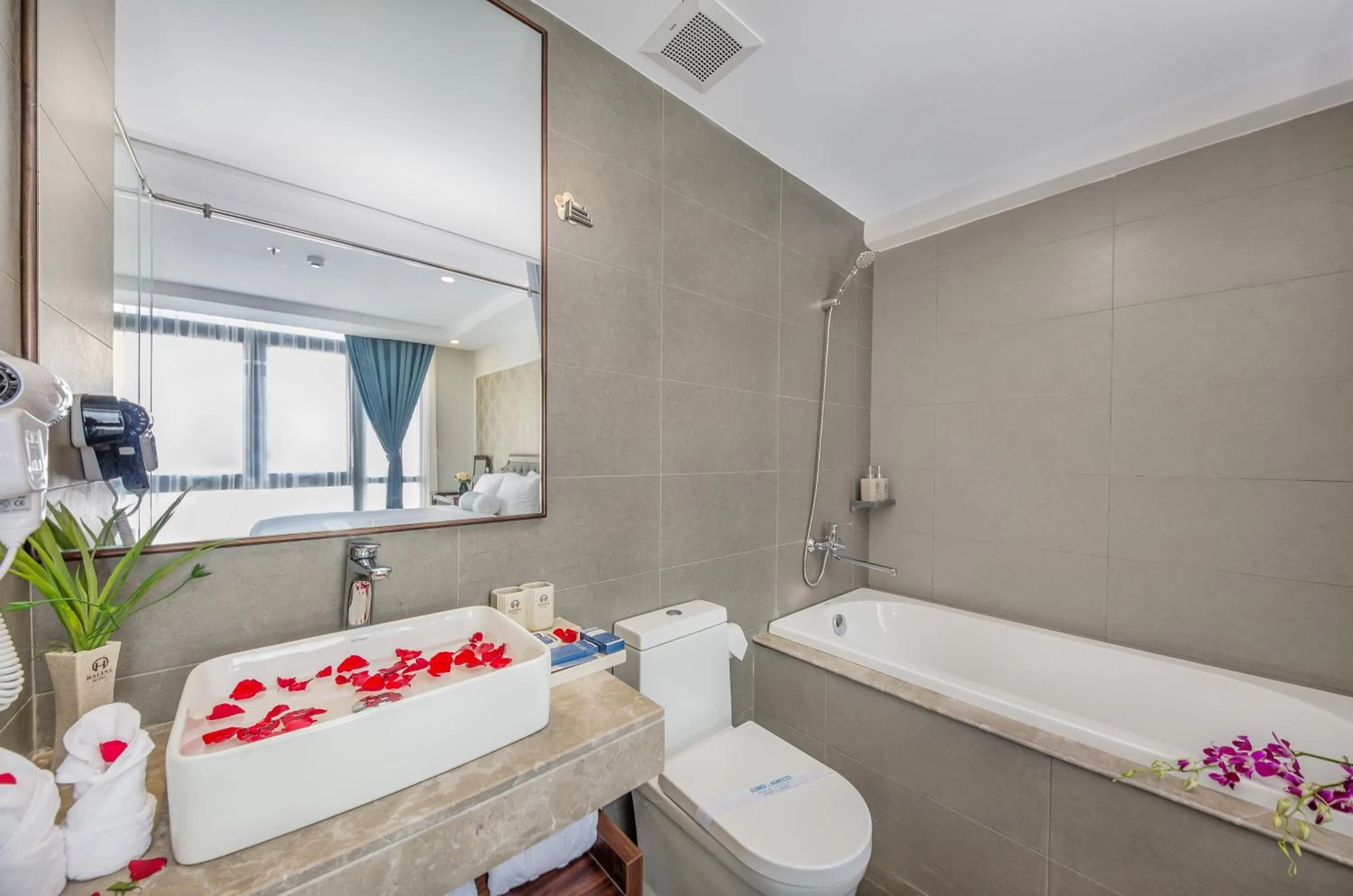 Shower in Halina Hotel and Apartment