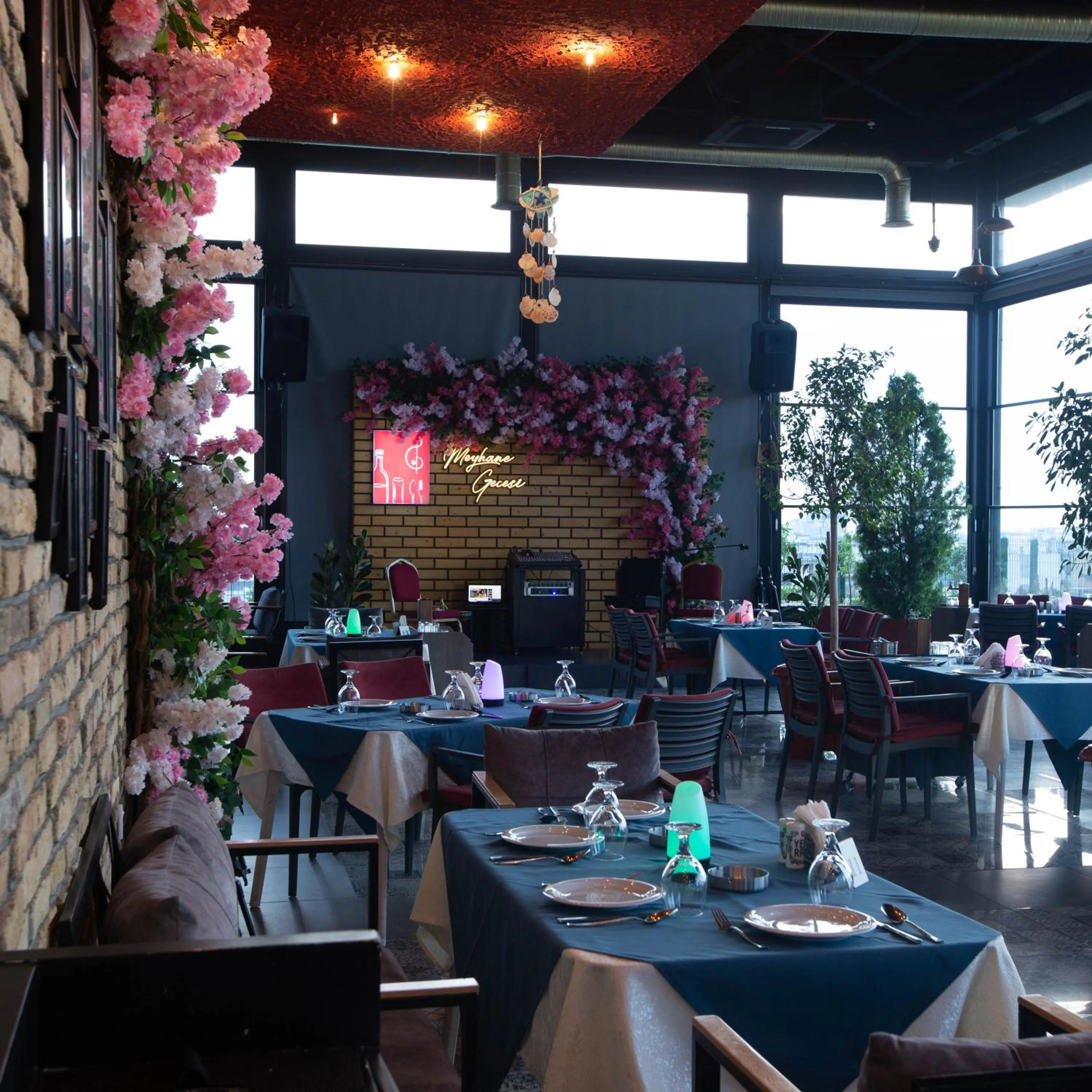 Restaurant/places to eat in Hyksos Hotel